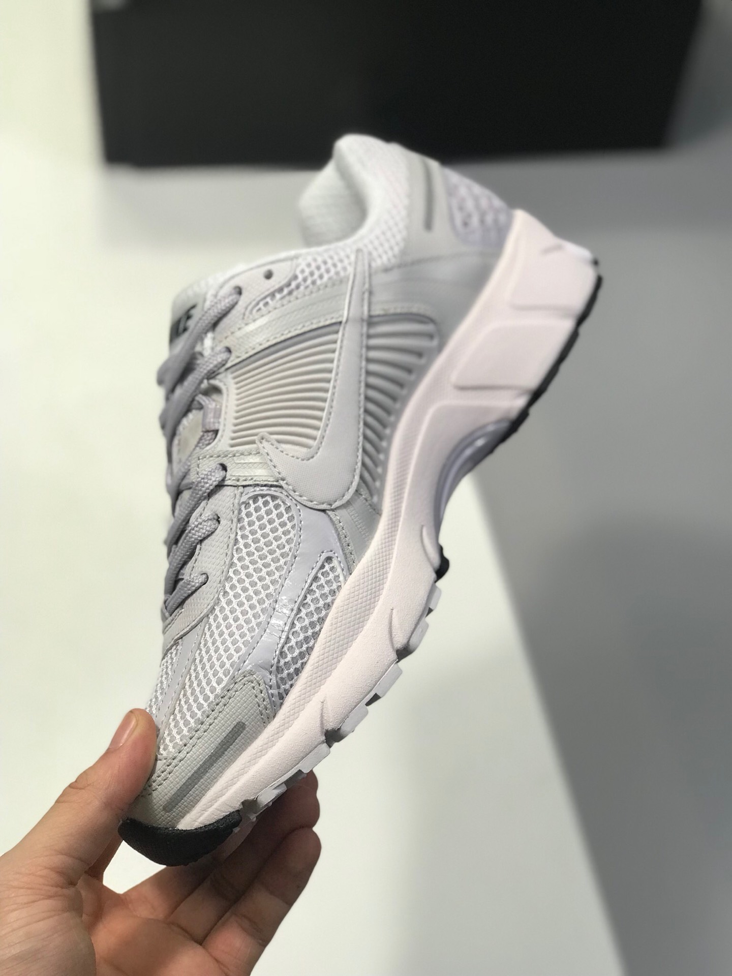 200 【顶级潮流爆款】Nike 与英国新晋时尚品牌 A-COLD-WALL* 合作打造的联名系列中的 A-COLD-WALL* x Nike Zoom Vomero+ 5