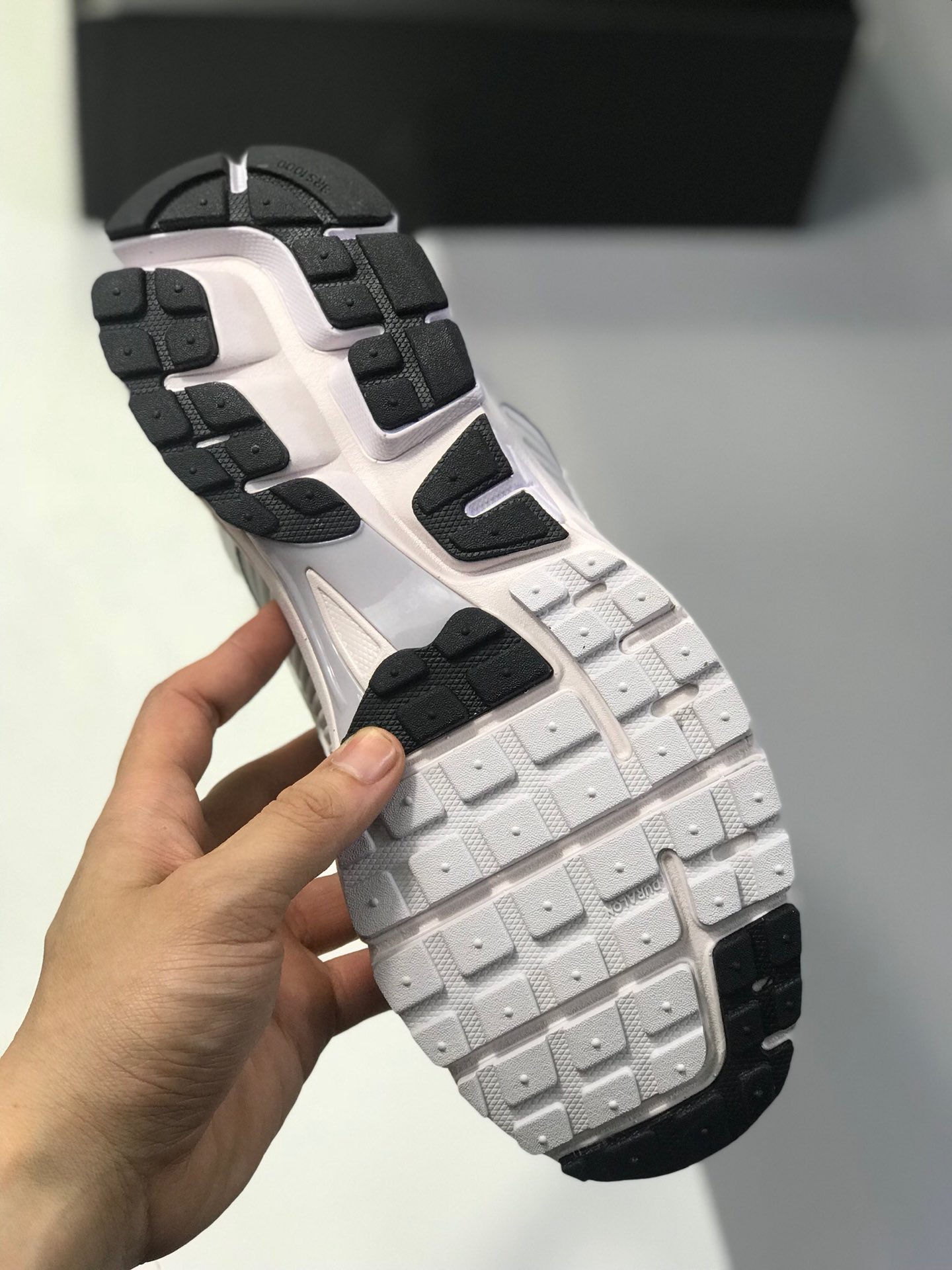 200 【顶级潮流爆款】Nike 与英国新晋时尚品牌 A-COLD-WALL* 合作打造的联名系列中的 A-COLD-WALL* x Nike Zoom Vomero+ 5