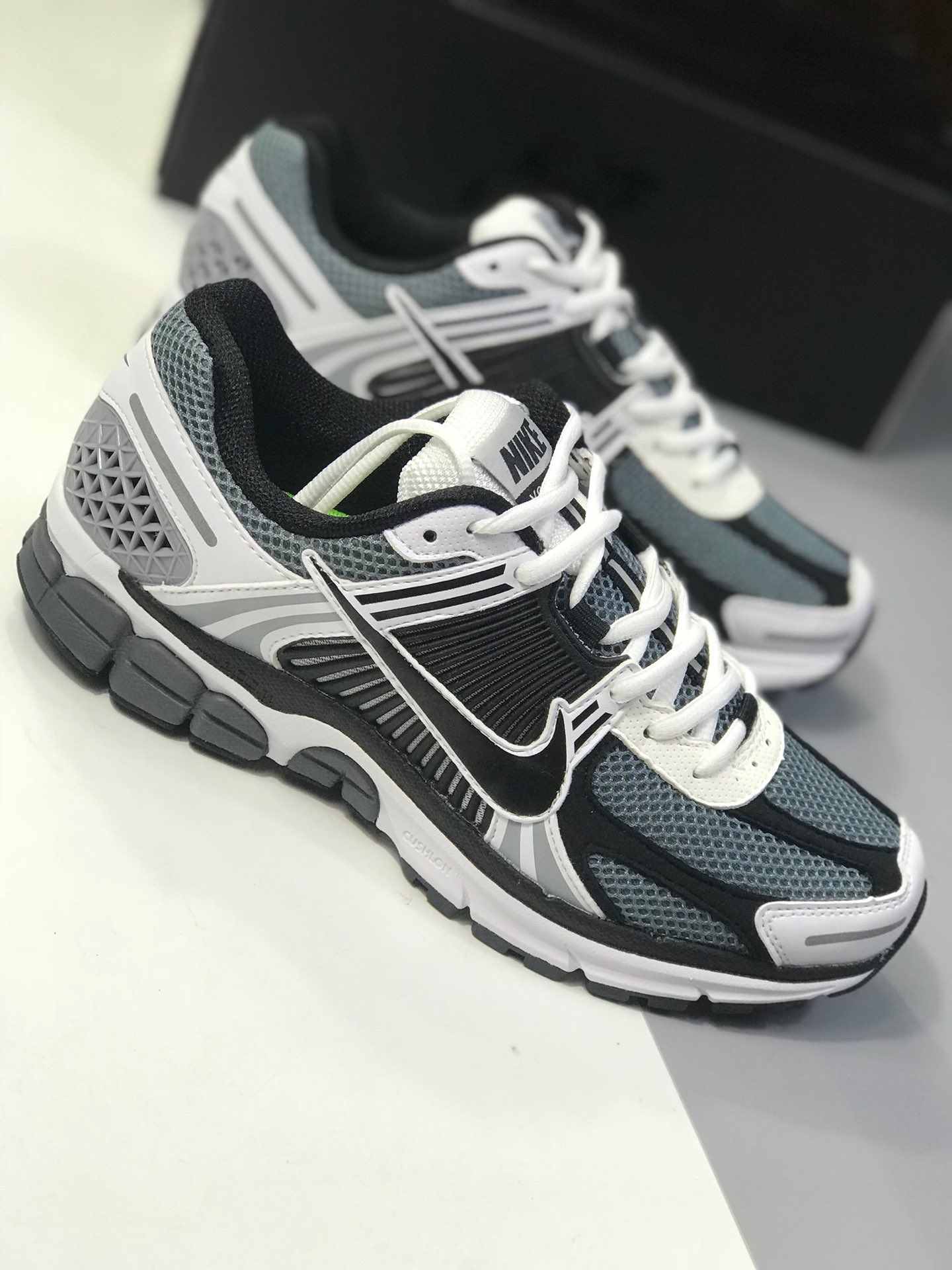 200 【顶级潮流爆款】Nike 与英国新晋时尚品牌 A-COLD-WALL* 合作打造的联名系列中的 A-COLD-WALL* x Nike Zoom Vomero+ 5