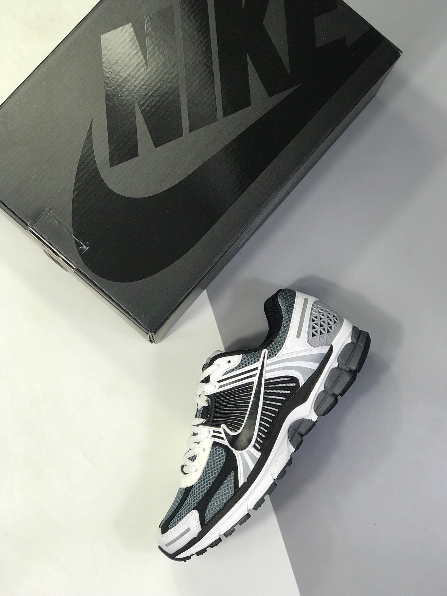 200 【顶级潮流爆款】Nike 与英国新晋时尚品牌 A-COLD-WALL* 合作打造的联名系列中的 A-COLD-WALL* x Nike Zoom Vomero+ 5