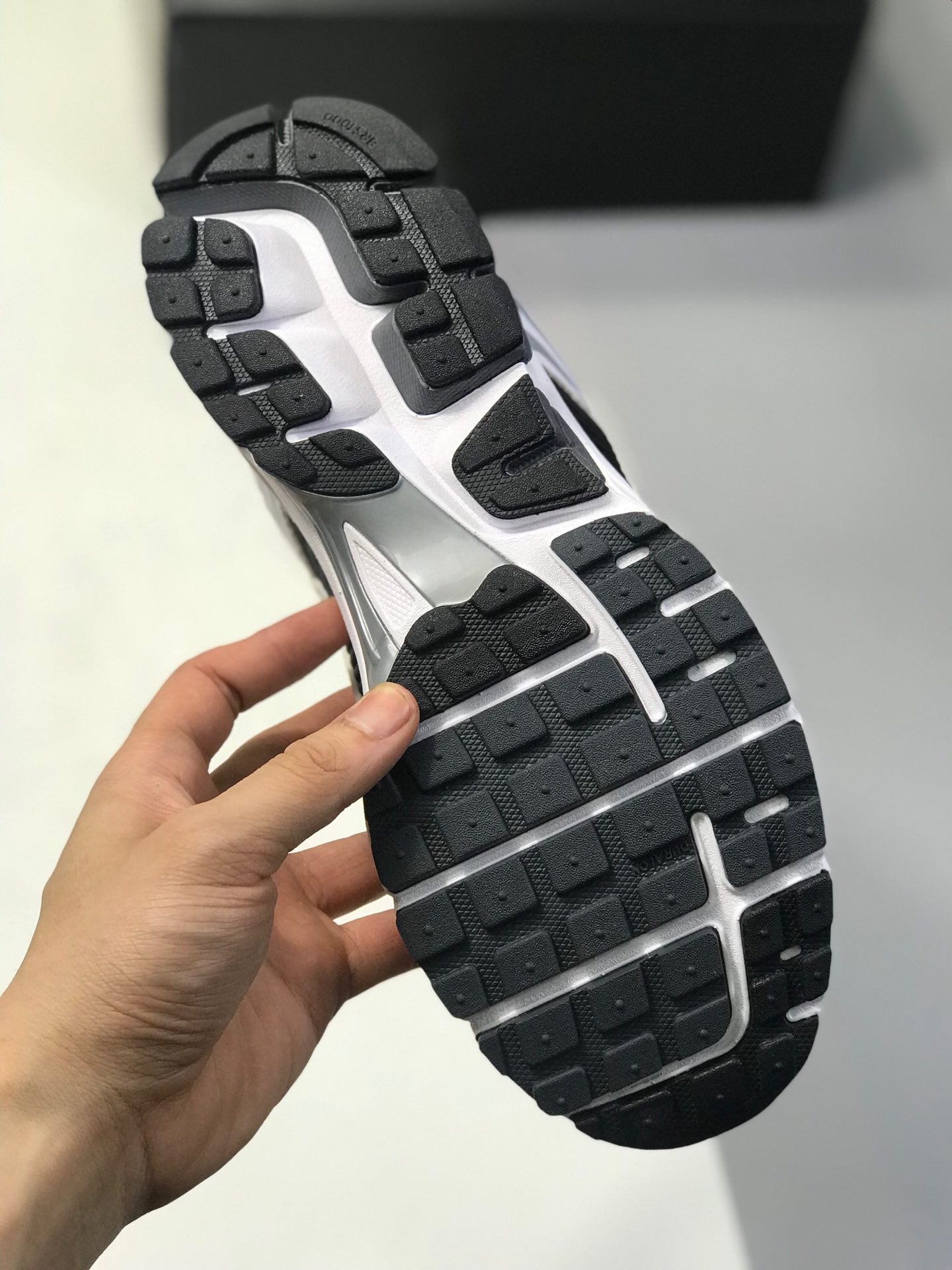 200 【顶级潮流爆款】Nike 与英国新晋时尚品牌 A-COLD-WALL* 合作打造的联名系列中的 A-COLD-WALL* x Nike Zoom Vomero+ 5