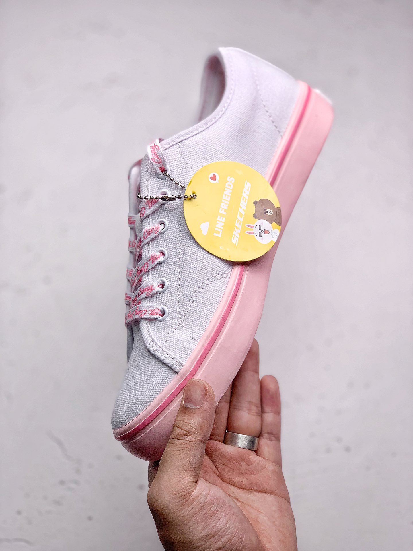 120 Skechers x LINE FRIENDS 布朗熊联名这个夏季斯凯奇推出了萌趣时尚的板鞋与布朗熊联名