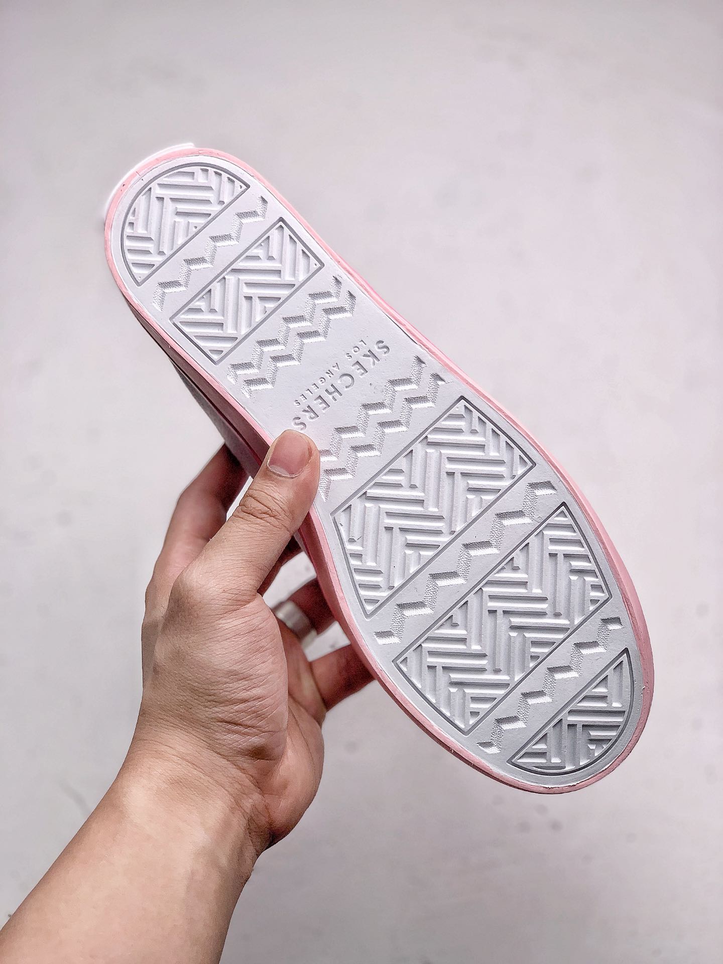 120 Skechers x LINE FRIENDS 布朗熊联名这个夏季斯凯奇推出了萌趣时尚的板鞋与布朗熊联名