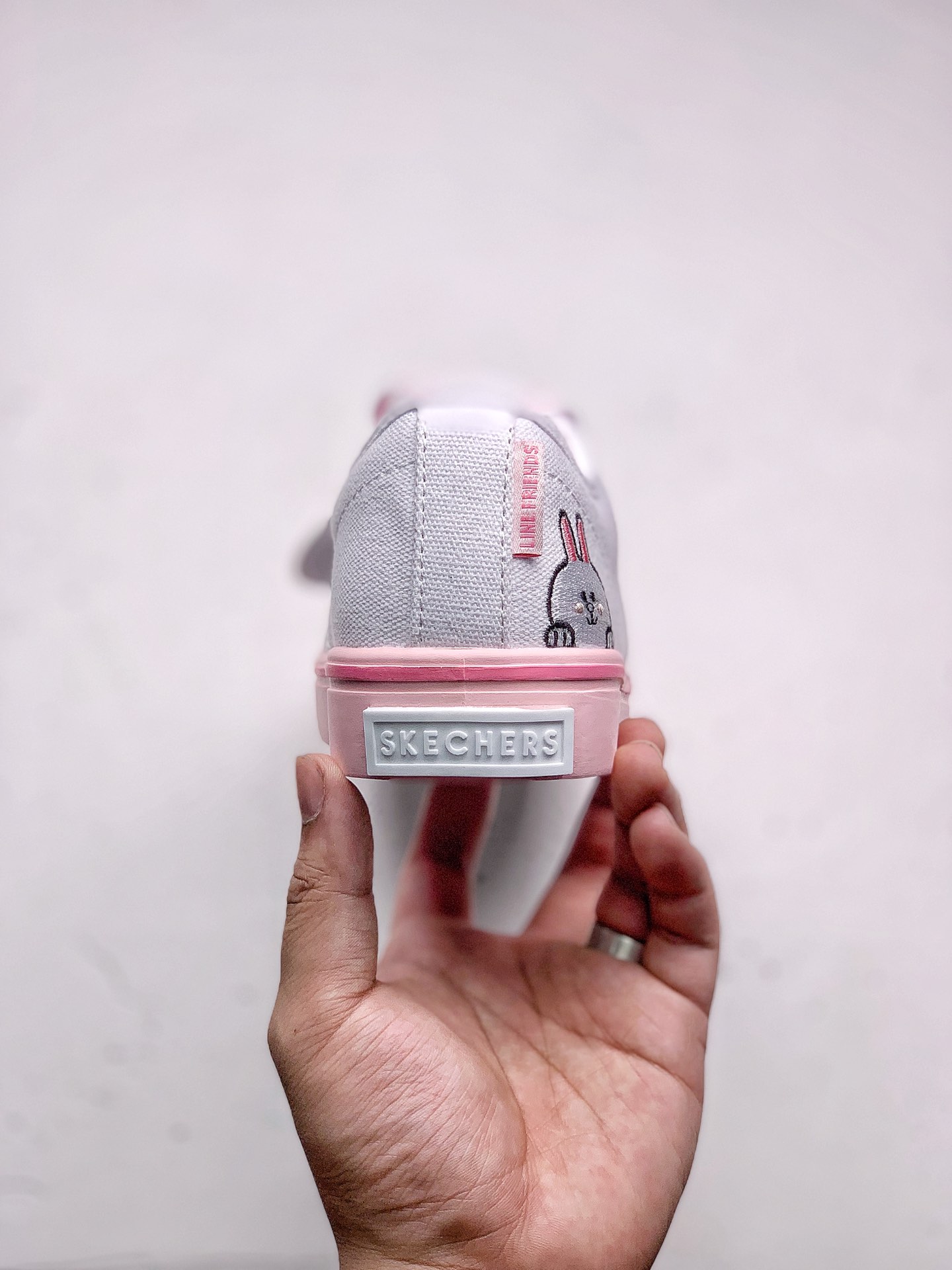 120 Skechers x LINE FRIENDS 布朗熊联名这个夏季斯凯奇推出了萌趣时尚的板鞋与布朗熊联名