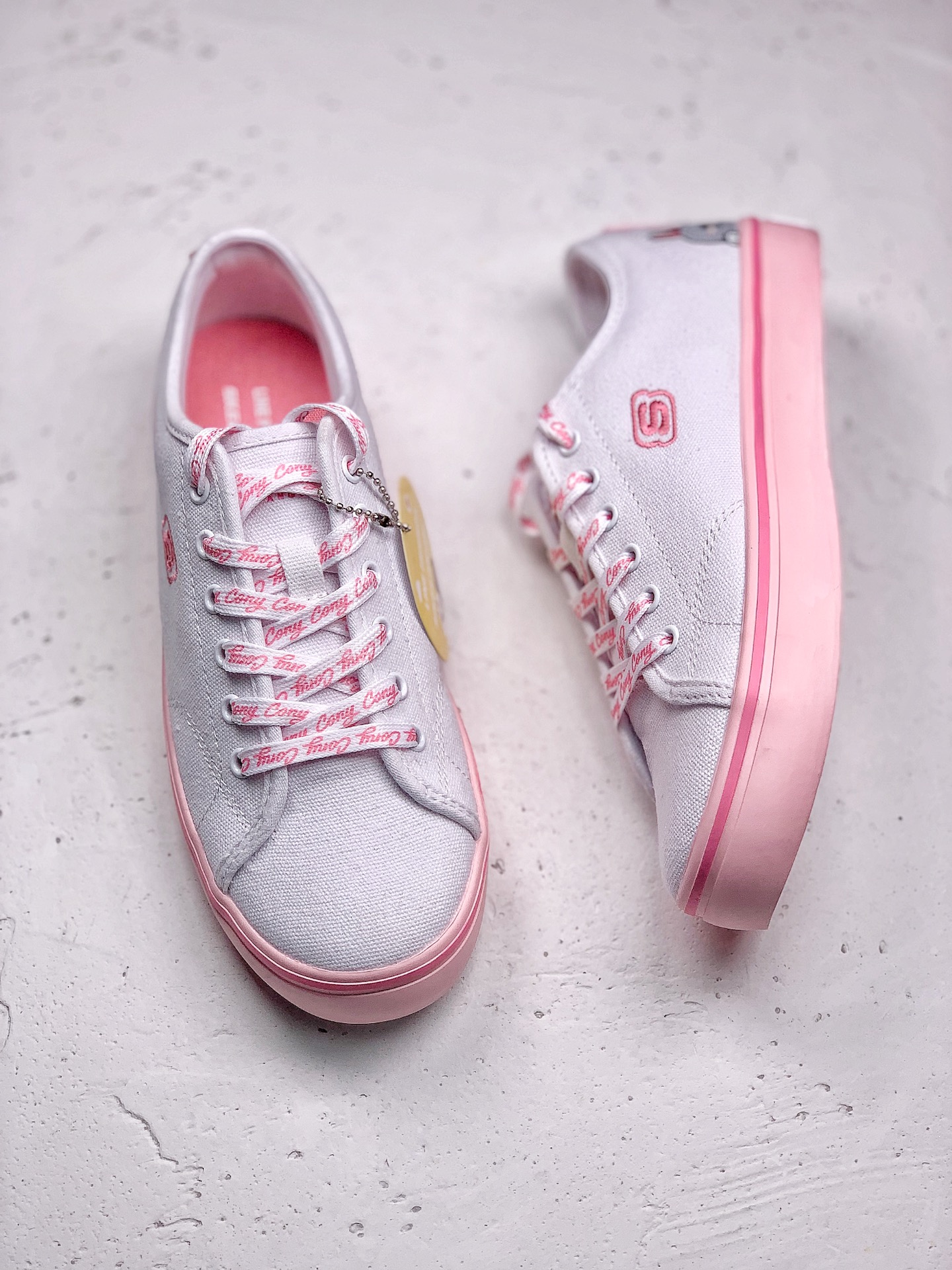 120 Skechers x LINE FRIENDS 布朗熊联名这个夏季斯凯奇推出了萌趣时尚的板鞋与布朗熊联名