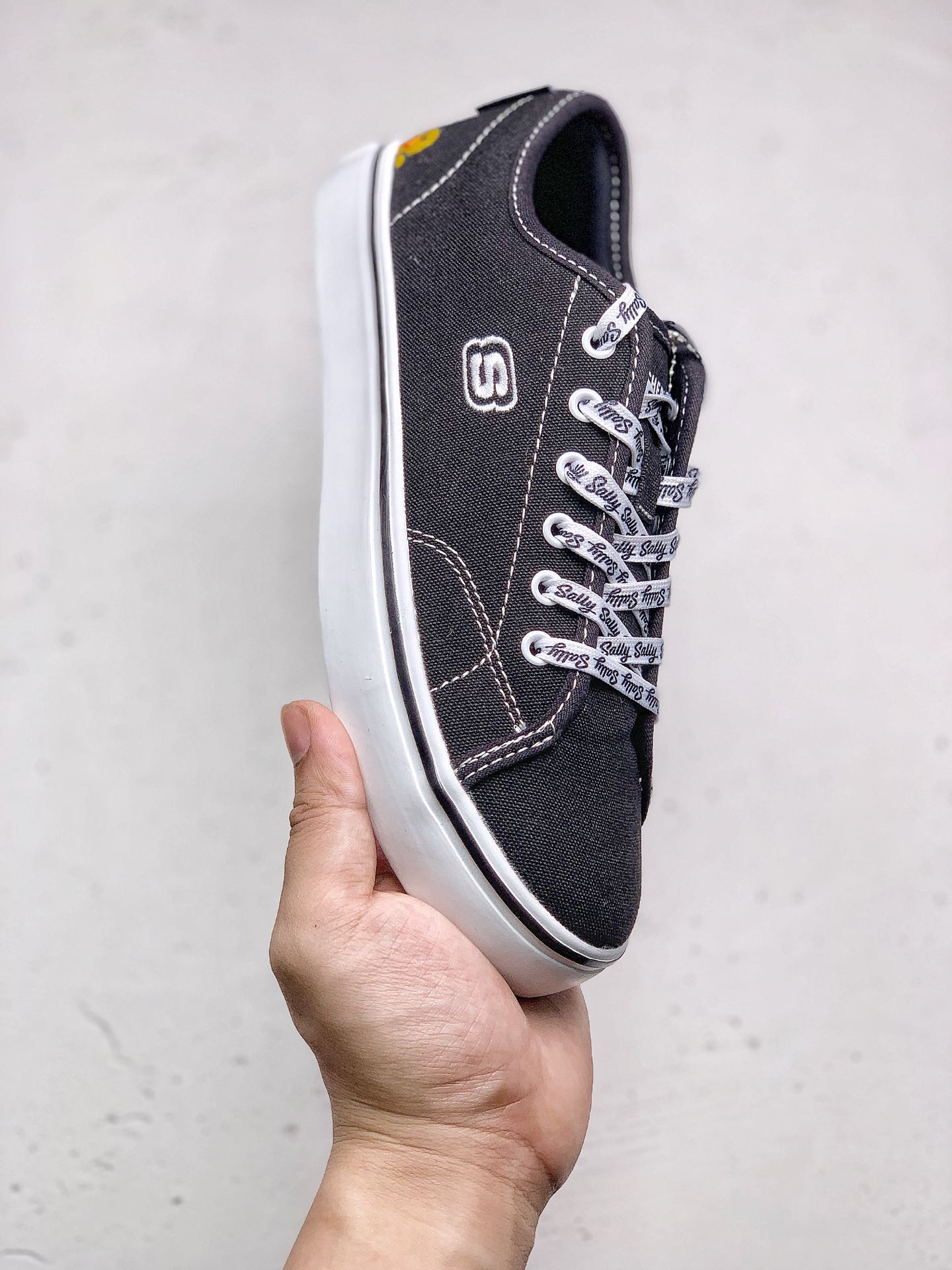 120 Skechers x LINE FRIENDS 布朗熊联名这个夏季斯凯奇推出了萌趣时尚的板鞋与布朗熊联名