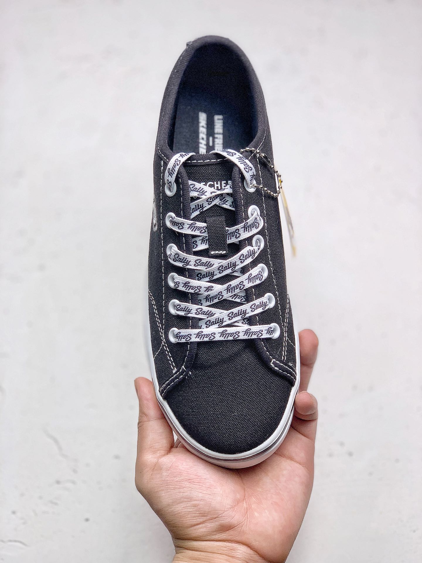 120 Skechers x LINE FRIENDS 布朗熊联名这个夏季斯凯奇推出了萌趣时尚的板鞋与布朗熊联名