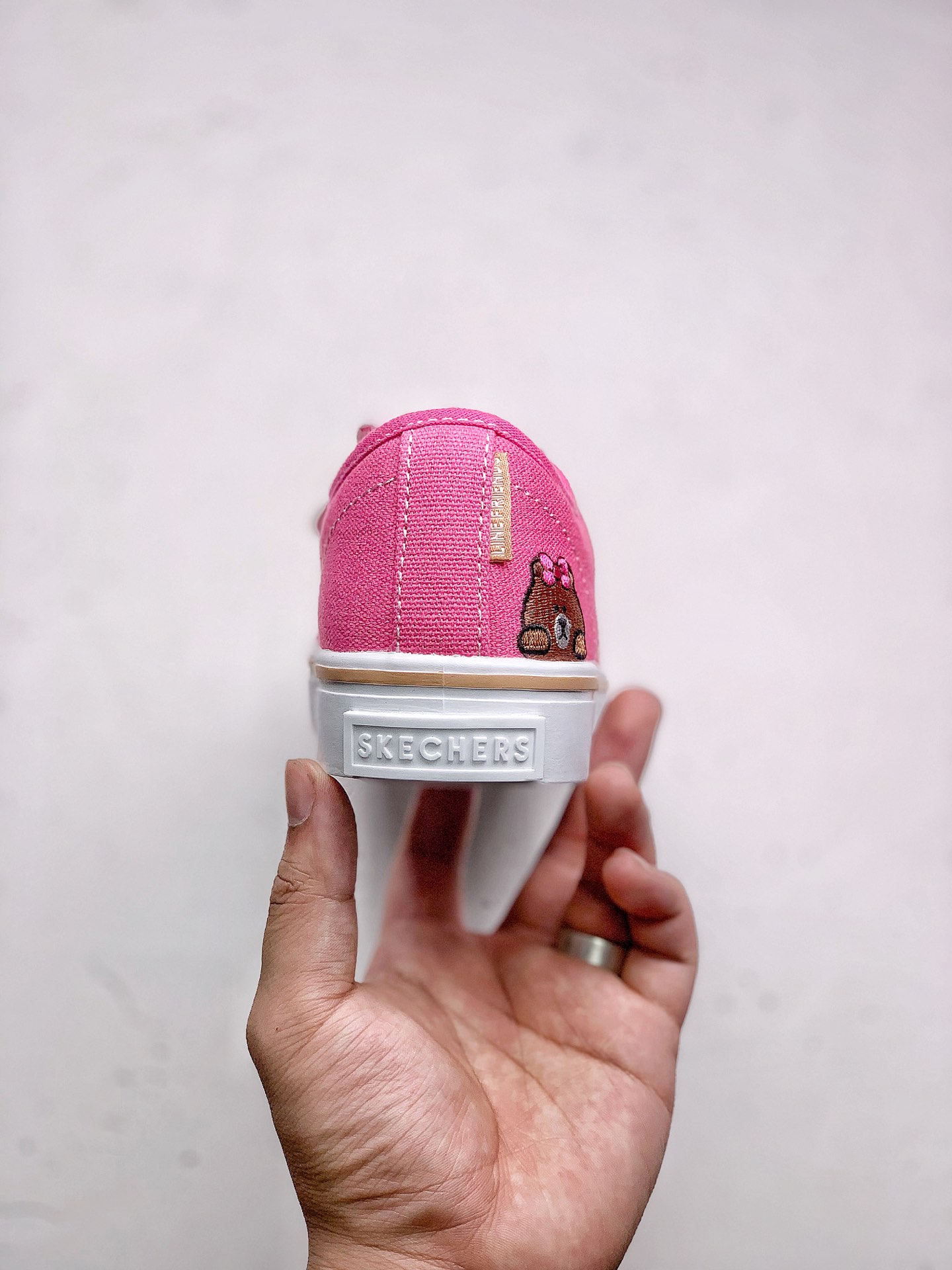 120 Skechers x LINE FRIENDS 布朗熊联名这个夏季斯凯奇推出了萌趣时尚的板鞋与布朗熊联名