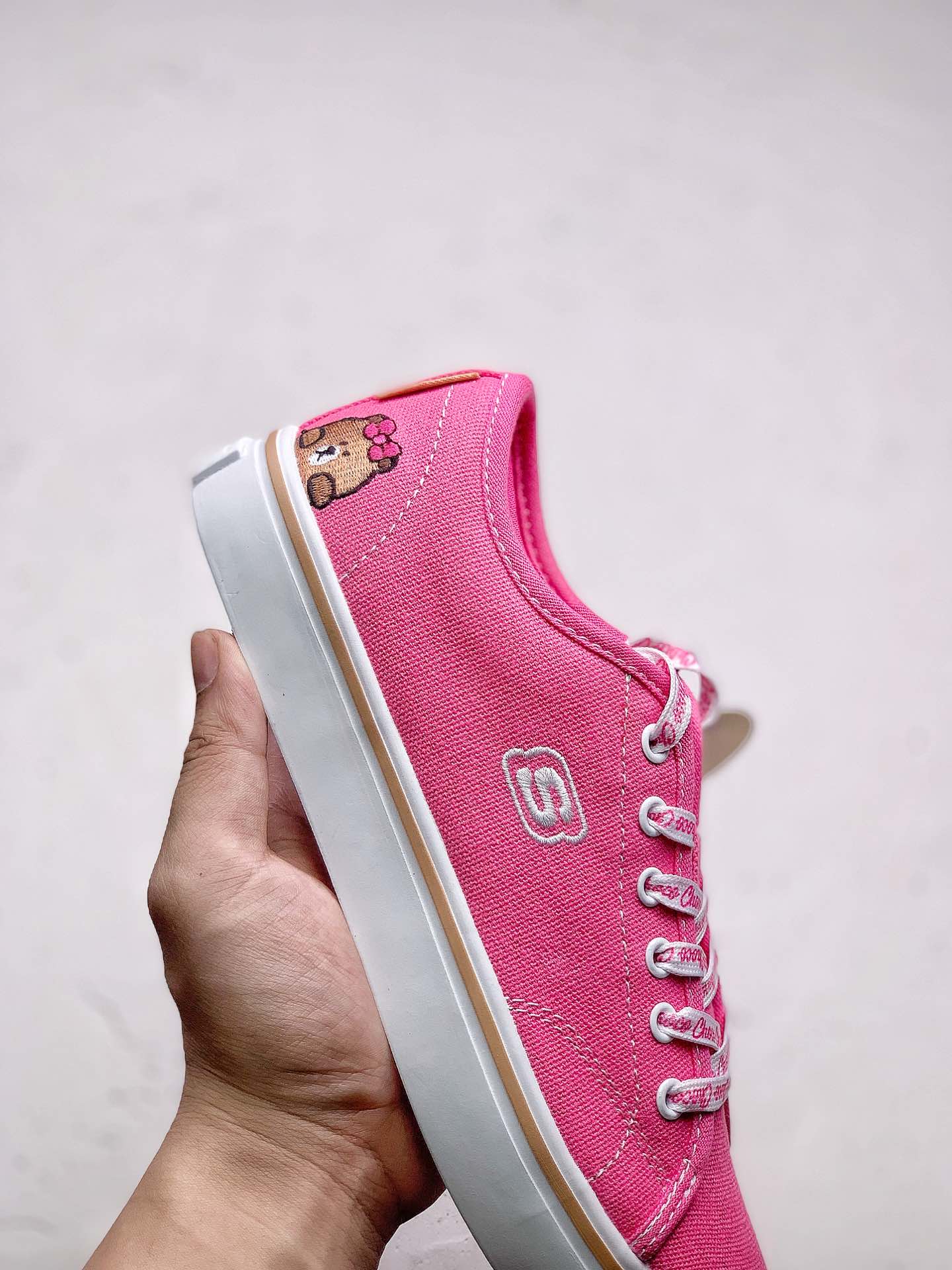 120 Skechers x LINE FRIENDS 布朗熊联名这个夏季斯凯奇推出了萌趣时尚的板鞋与布朗熊联名