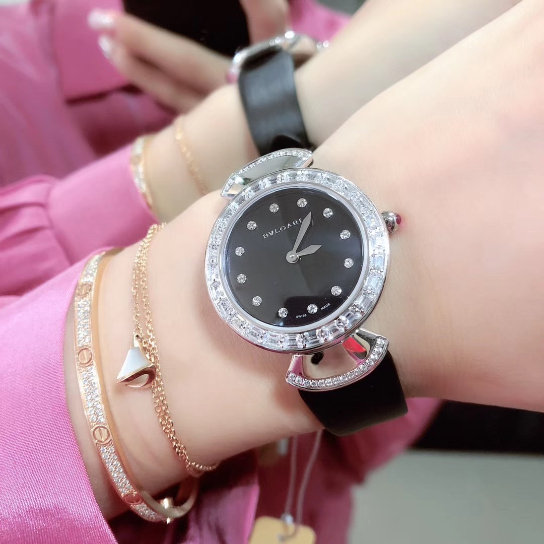 Bvlgari 宝格丽圈口镶石由全手工镶施华洛钻打造而成 把头微镶着一粒红宝石 表盘有两种：天然珍珠贝壳面