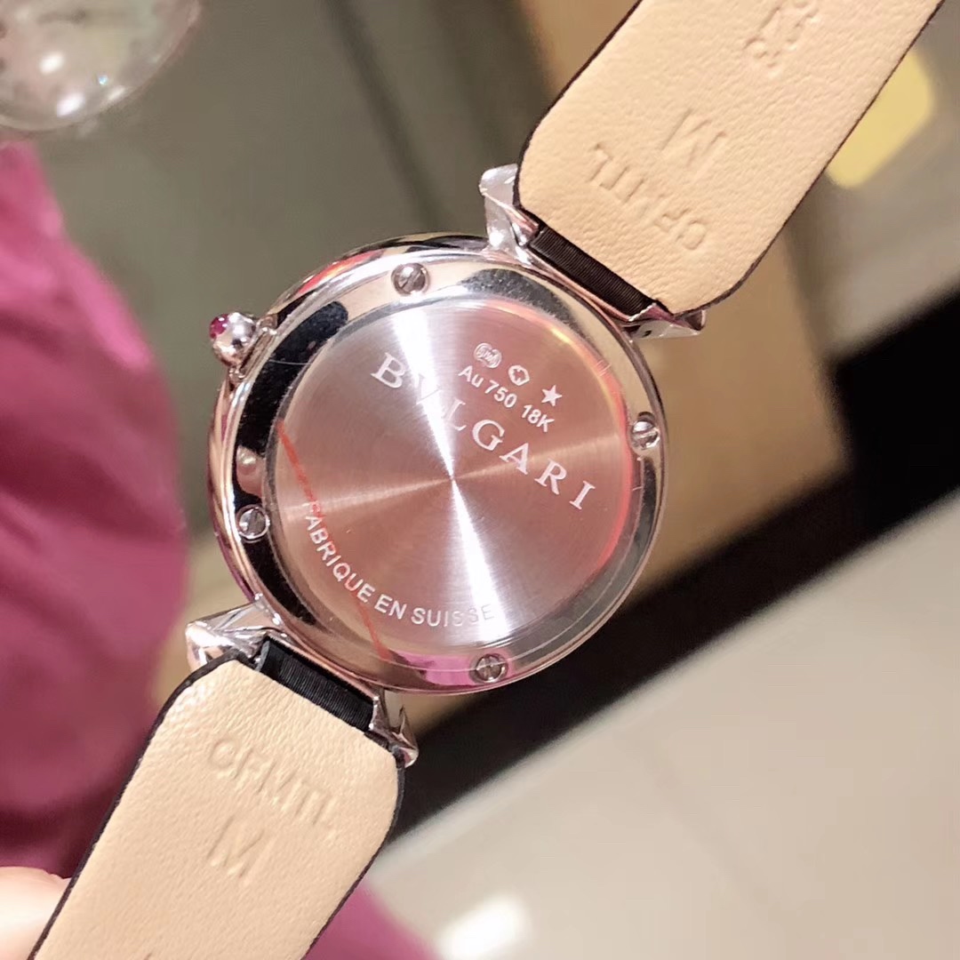 Bvlgari 宝格丽圈口镶石由全手工镶施华洛钻打造而成 把头微镶着一粒红宝石 表盘有两种：天然珍珠贝壳面