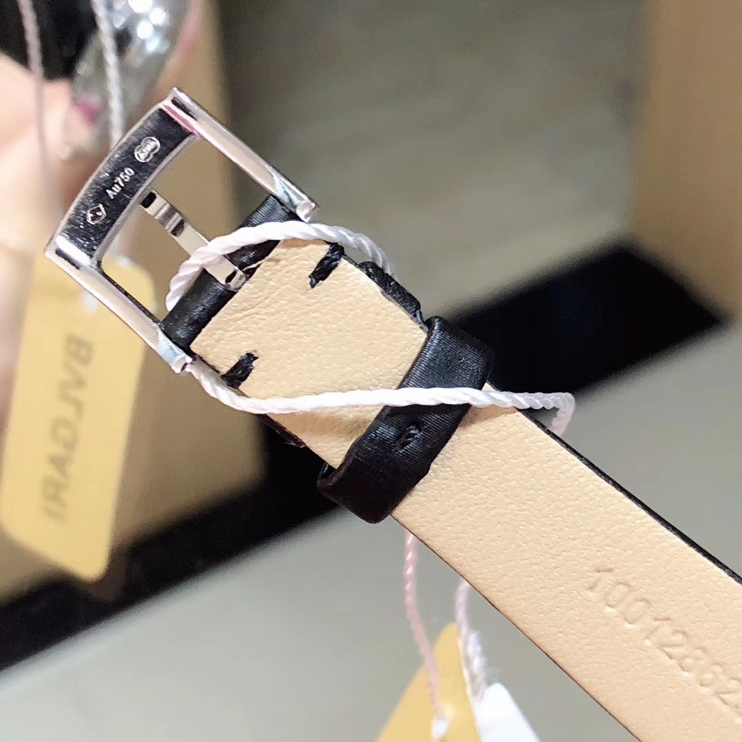Bvlgari 宝格丽圈口镶石由全手工镶施华洛钻打造而成 把头微镶着一粒红宝石 表盘有两种：天然珍珠贝壳面