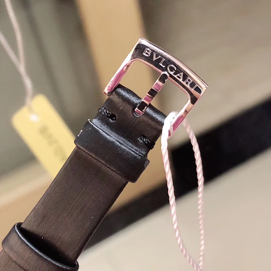 Bvlgari 宝格丽圈口镶石由全手工镶施华洛钻打造而成 把头微镶着一粒红宝石 表盘有两种：天然珍珠贝壳面