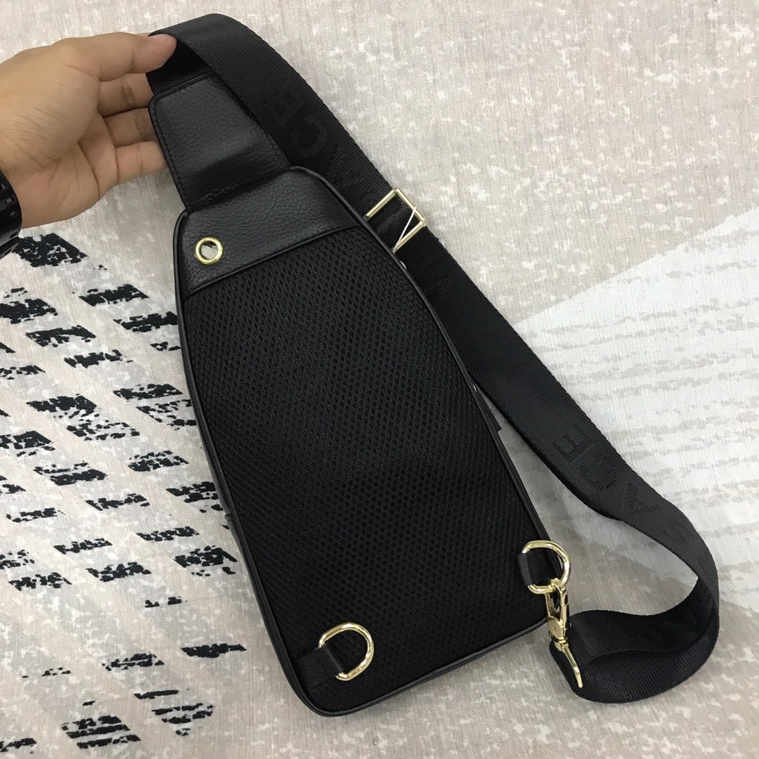 💥（v家款 ）🇮🇹新款 v胸包 🐮，采用进口头层牛皮、手感非常柔软、高品质五金，特别有档次，设计简单，帅