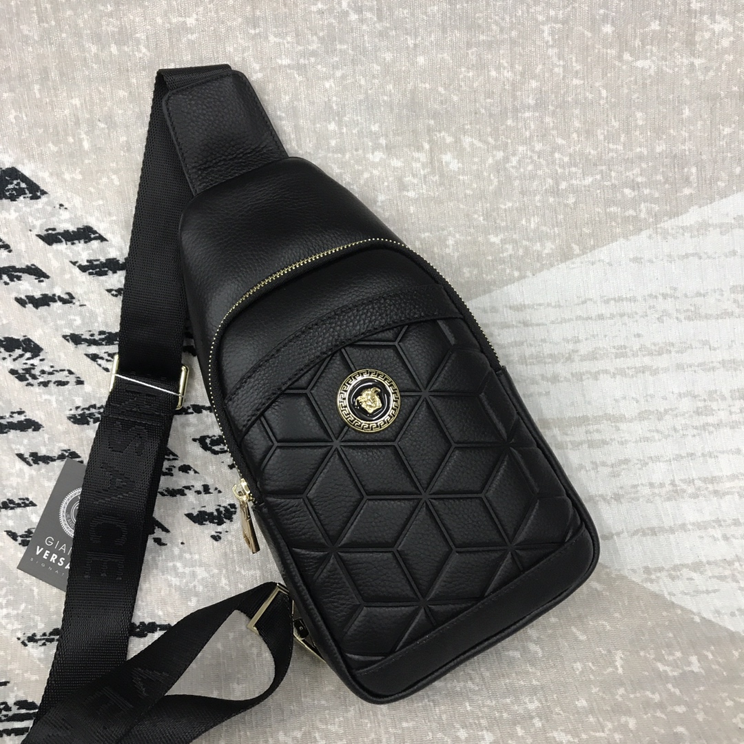 💥（v家款 ）🇮🇹新款 v胸包 🐮，采用进口头层牛皮、手感非常柔软、高品质五金，特别有档次，设计简单，帅