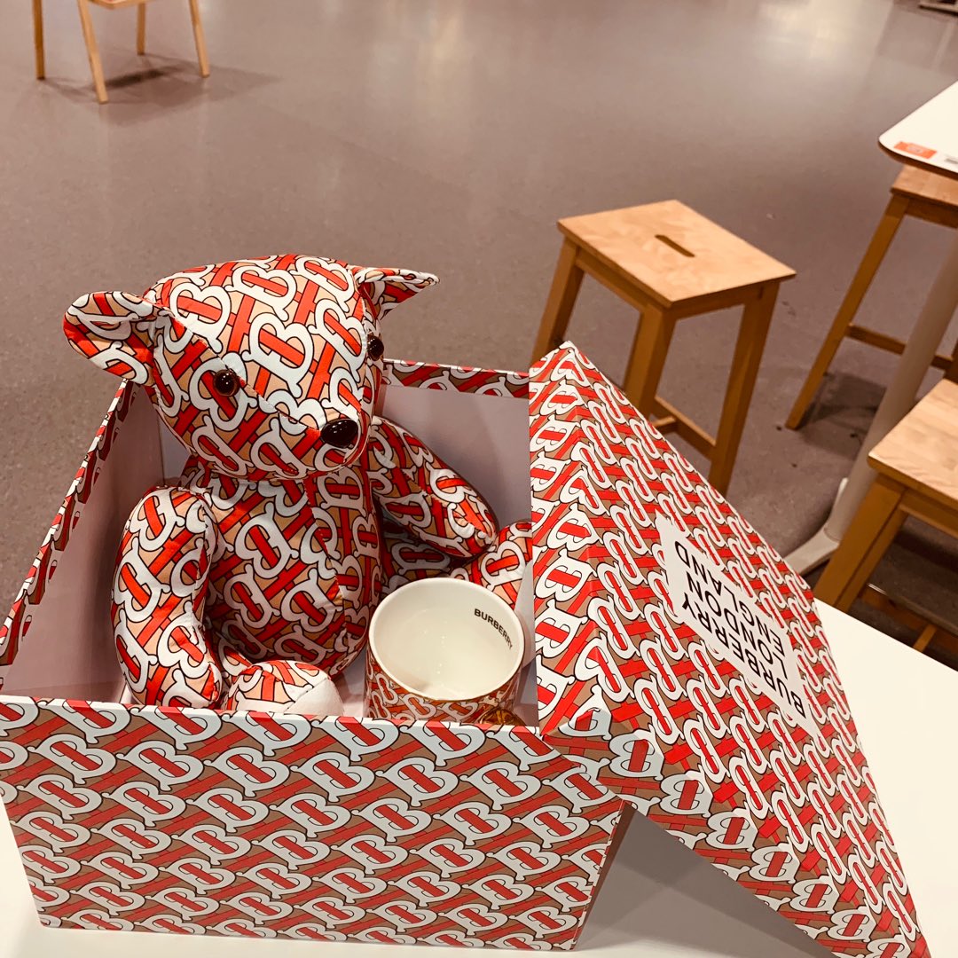 Luxury Burberry Box with Cup and Bear: $3,000. - 图片 1