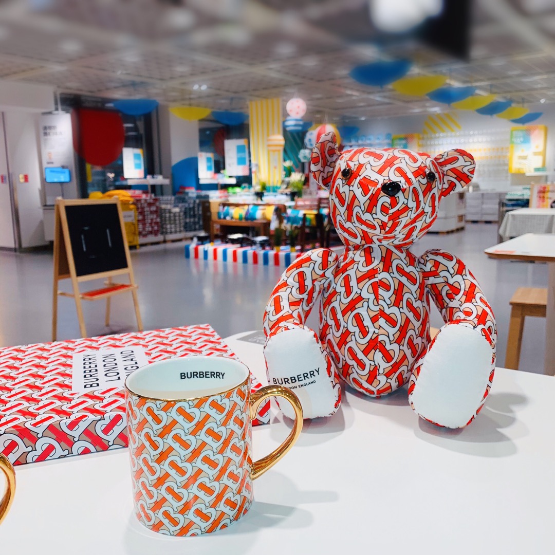 Luxury Burberry Box with Cup and Bear: $3,000. - 图片 4