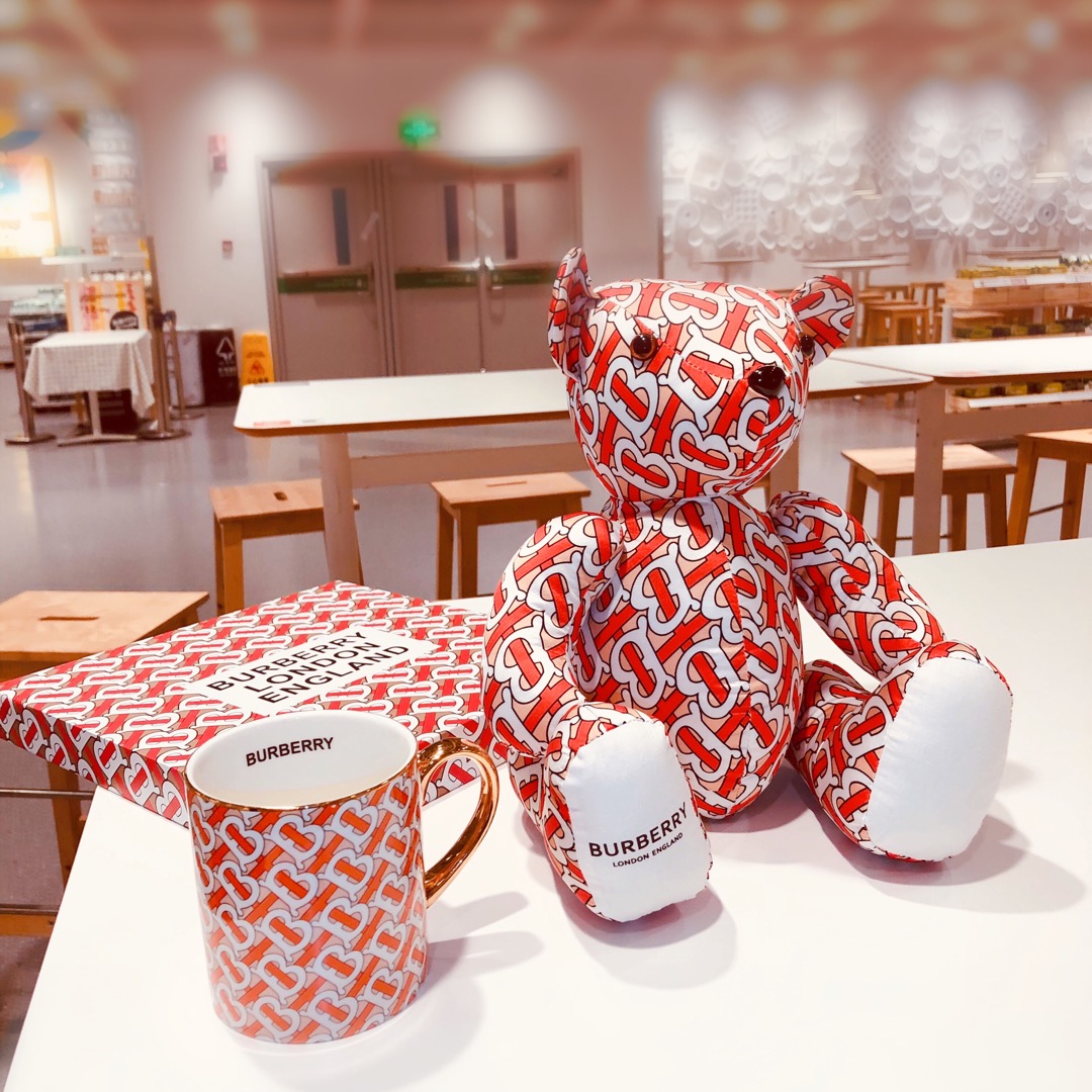 Luxury Burberry Box with Cup and Bear: $3,000. - 图片 2