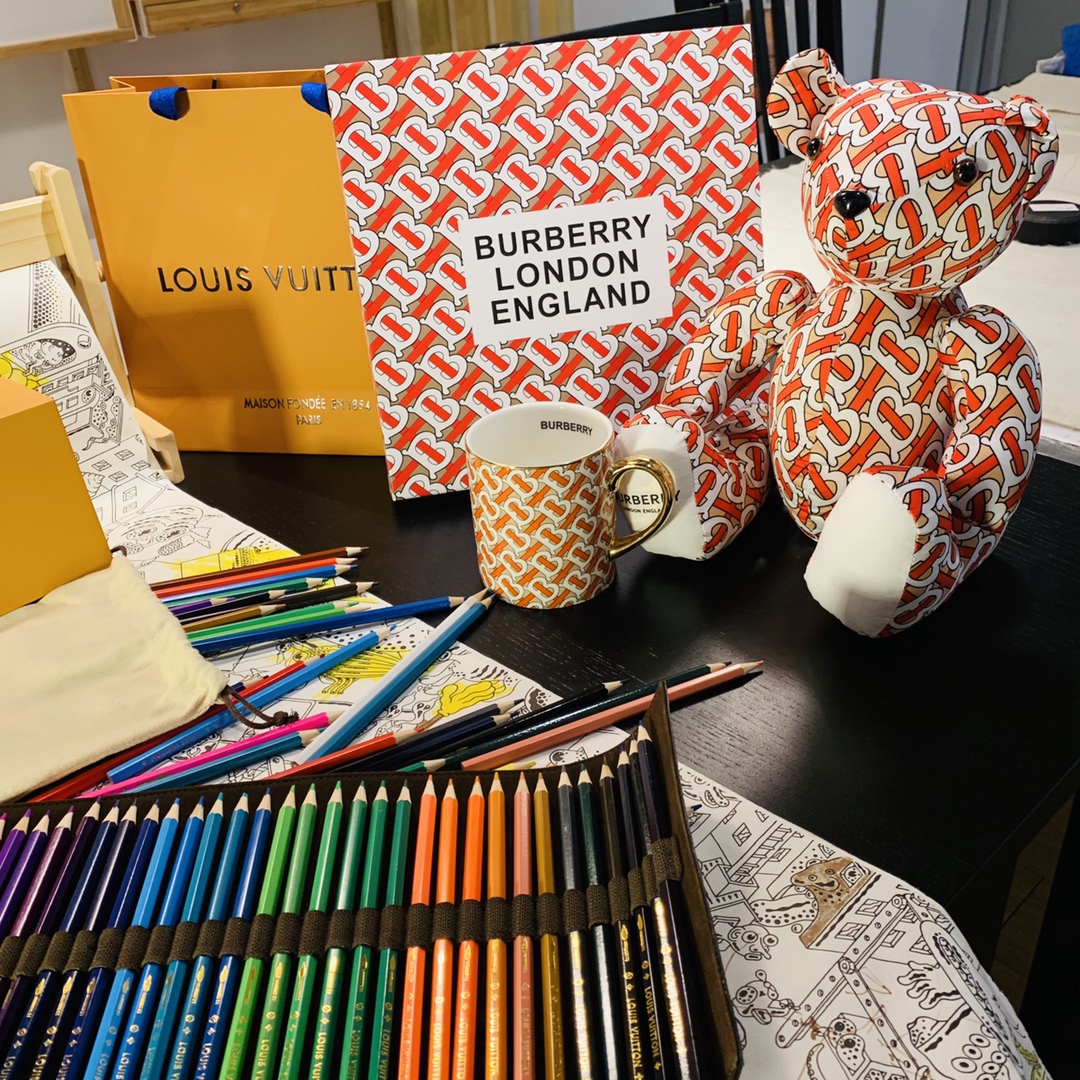 Luxury Burberry Box with Cup and Bear: $3,000. - 图片 8