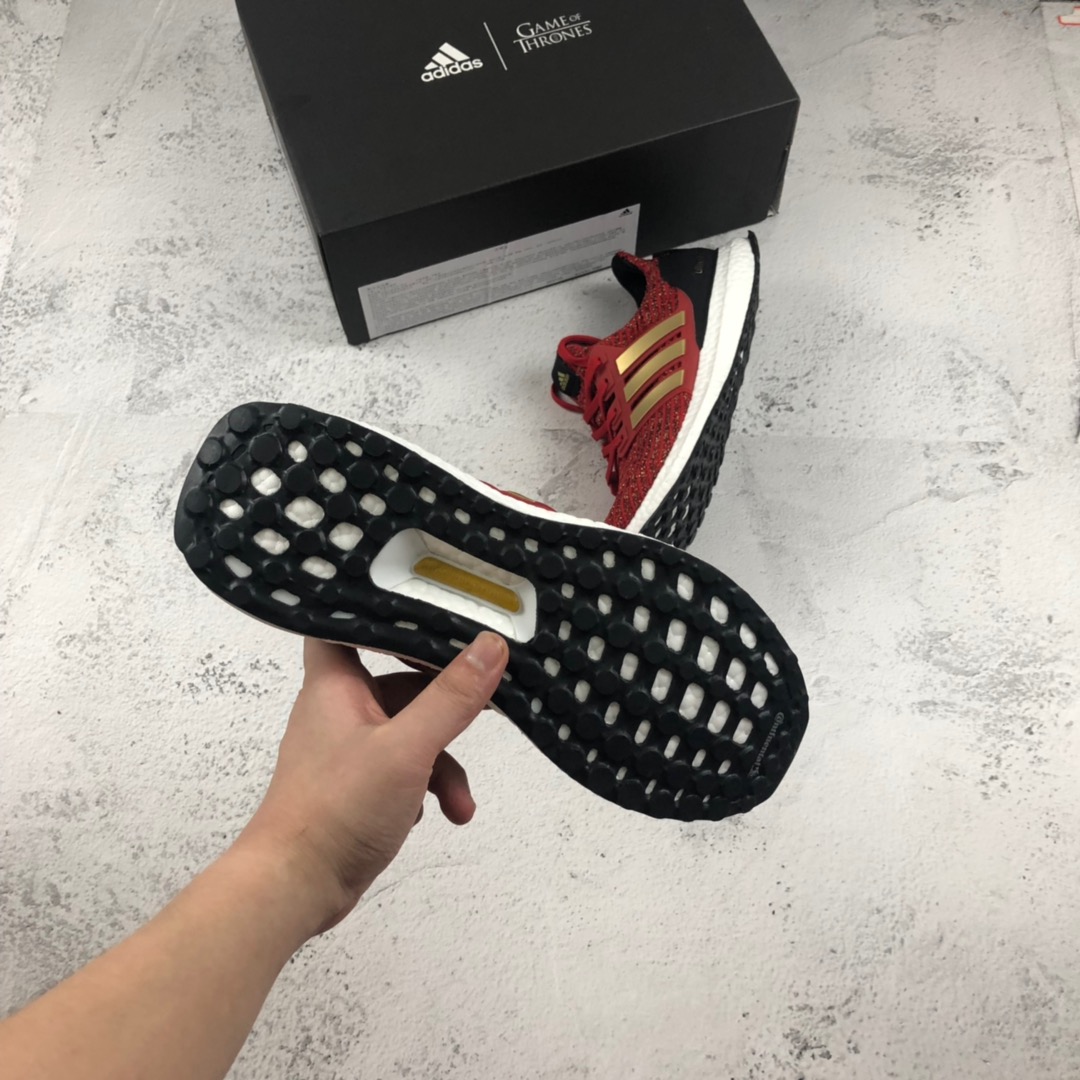220公司级新品 Game Of Thrones x Adidas Ultra Boost 4.0 “House Lannister” 兰尼斯特家族 权利的游戏全新联名UB4.0 缓震透气运动跑鞋。