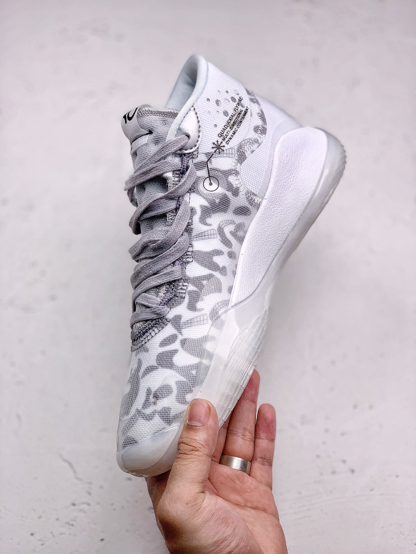 #本地260NIKE ZOOM KD12 EP 暗藏汹涌凯文·杜兰特总能保持镇定自若，直到进攻时刻来临。他的比赛风格内敛沉稳，同时又充满爆发力，一旦发动进攻，便无可抵挡，所向披靡。Nike Zoom KD12 EP 货号：AR4230 106