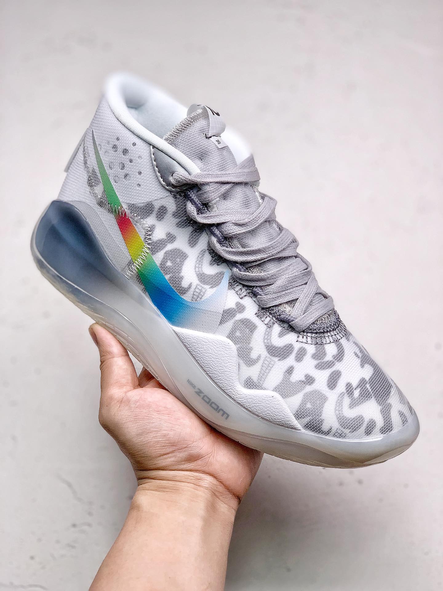 #本地260NIKE ZOOM KD12 EP 暗藏汹涌凯文·杜兰特总能保持镇定自若，直到进攻时刻来临。他的比赛风格内敛沉稳，同时又充满爆发力，一旦发动进攻，便无可抵挡，所向披靡。Nike Zoom KD12 EP 货号：AR4230 106