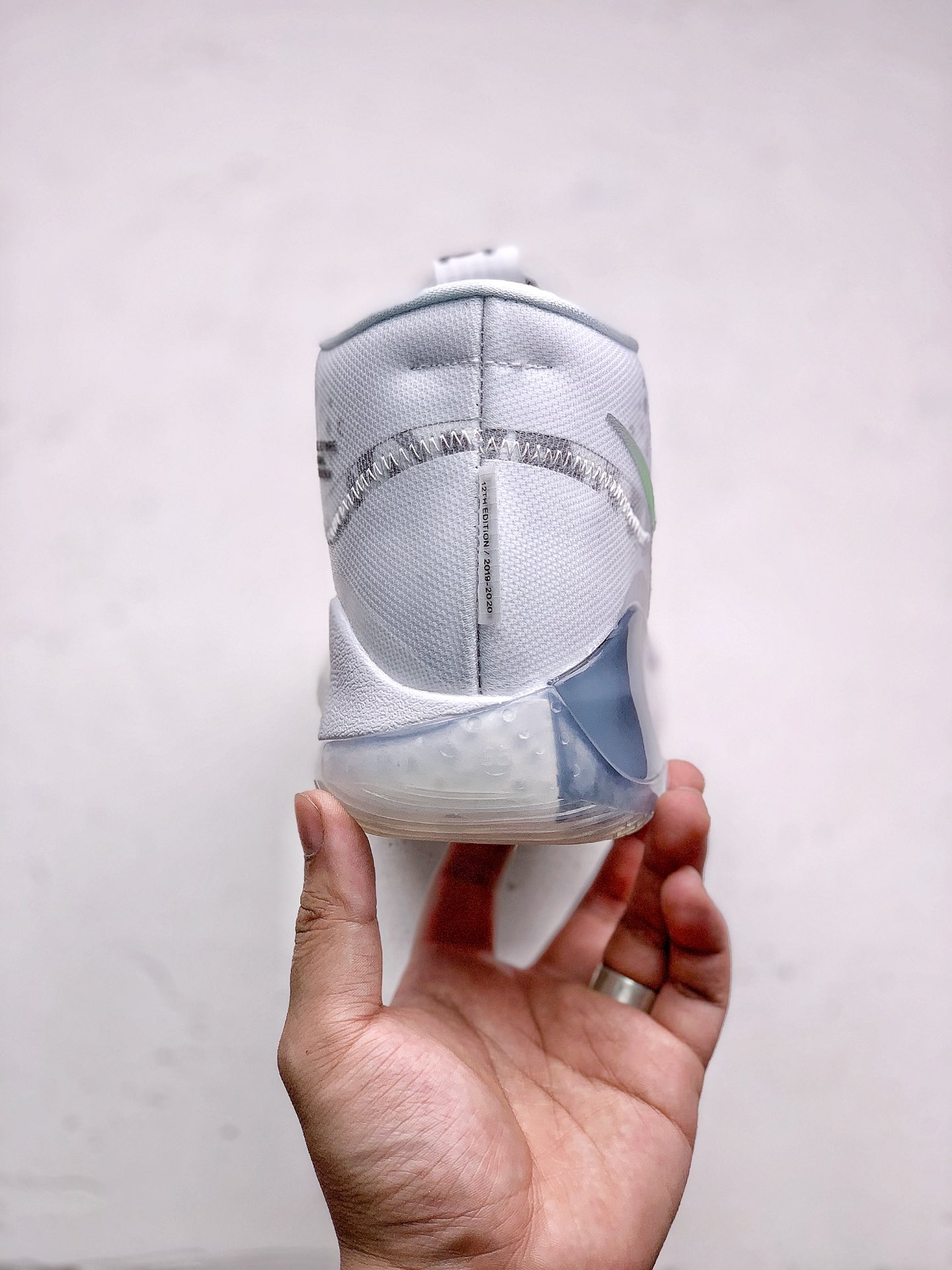 #本地260NIKE ZOOM KD12 EP 暗藏汹涌凯文·杜兰特总能保持镇定自若，直到进攻时刻来临。他的比赛风格内敛沉稳，同时又充满爆发力，一旦发动进攻，便无可抵挡，所向披靡。Nike Zoom KD12 EP 货号：AR4230 106