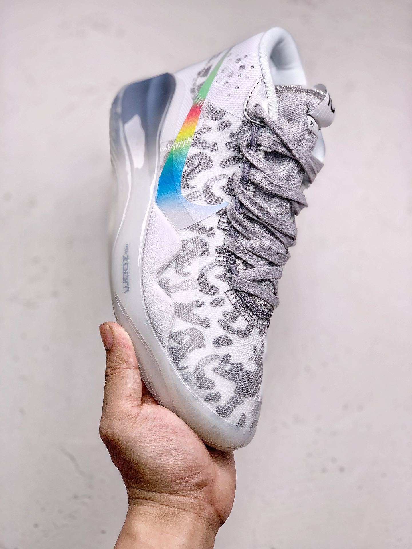 #本地260NIKE ZOOM KD12 EP 暗藏汹涌凯文·杜兰特总能保持镇定自若，直到进攻时刻来临。他的比赛风格内敛沉稳，同时又充满爆发力，一旦发动进攻，便无可抵挡，所向披靡。Nike Zoom KD12 EP 货号：AR4230 106