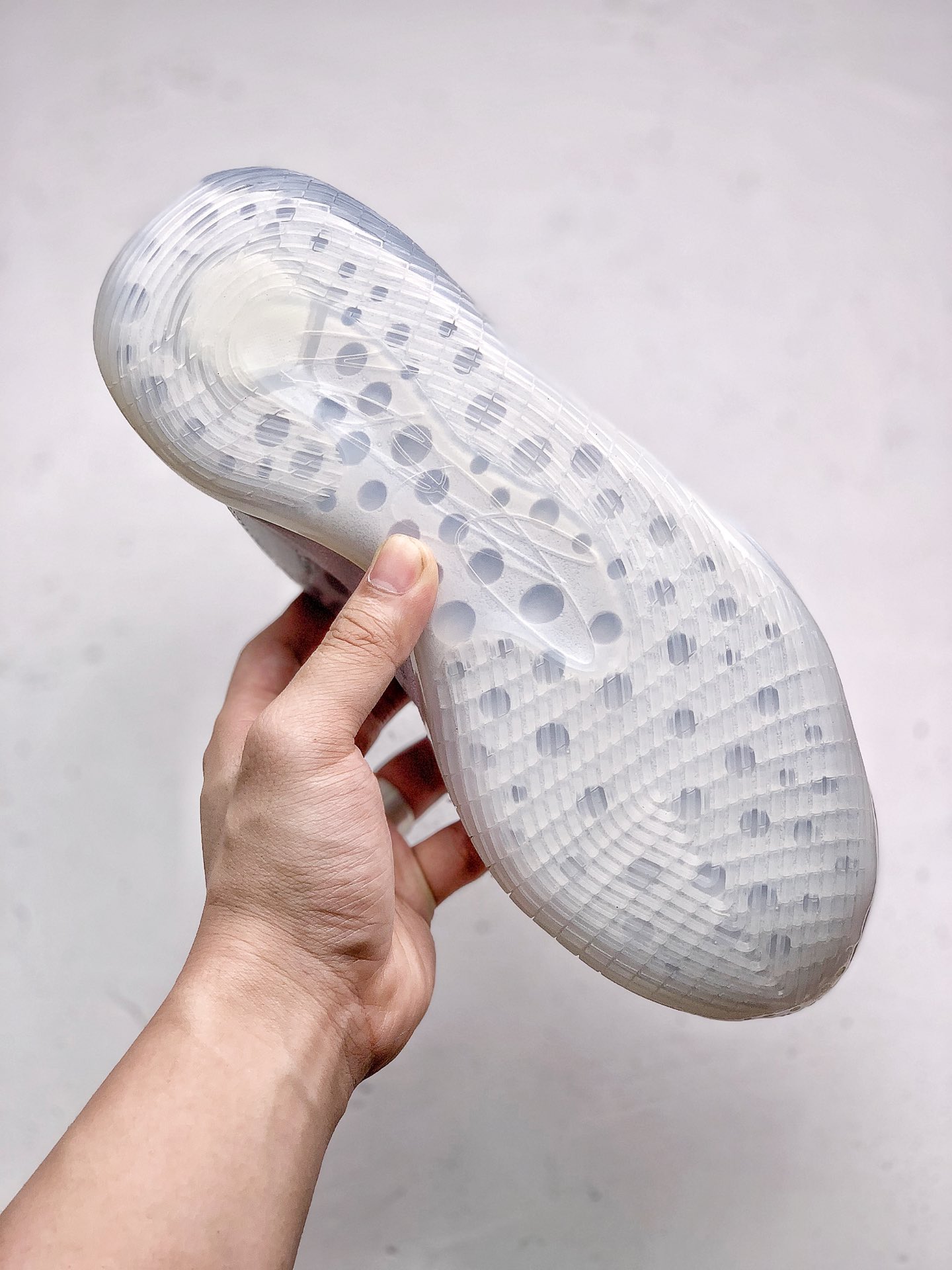 #本地260NIKE ZOOM KD12 EP 暗藏汹涌凯文·杜兰特总能保持镇定自若，直到进攻时刻来临。他的比赛风格内敛沉稳，同时又充满爆发力，一旦发动进攻，便无可抵挡，所向披靡。Nike Zoom KD12 EP 货号：AR4230 106