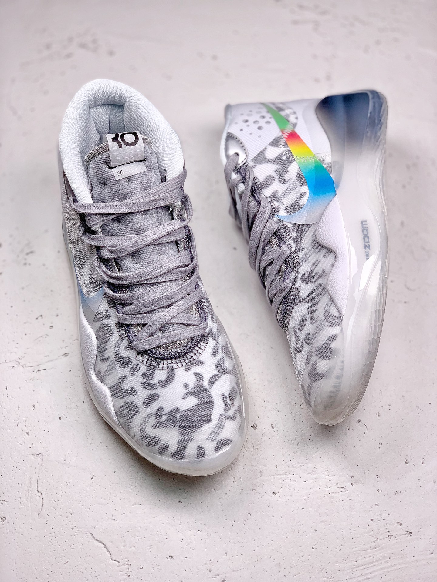 #本地260NIKE ZOOM KD12 EP 暗藏汹涌凯文·杜兰特总能保持镇定自若，直到进攻时刻来临。他的比赛风格内敛沉稳，同时又充满爆发力，一旦发动进攻，便无可抵挡，所向披靡。Nike Zoom KD12 EP 货号：AR4230 106