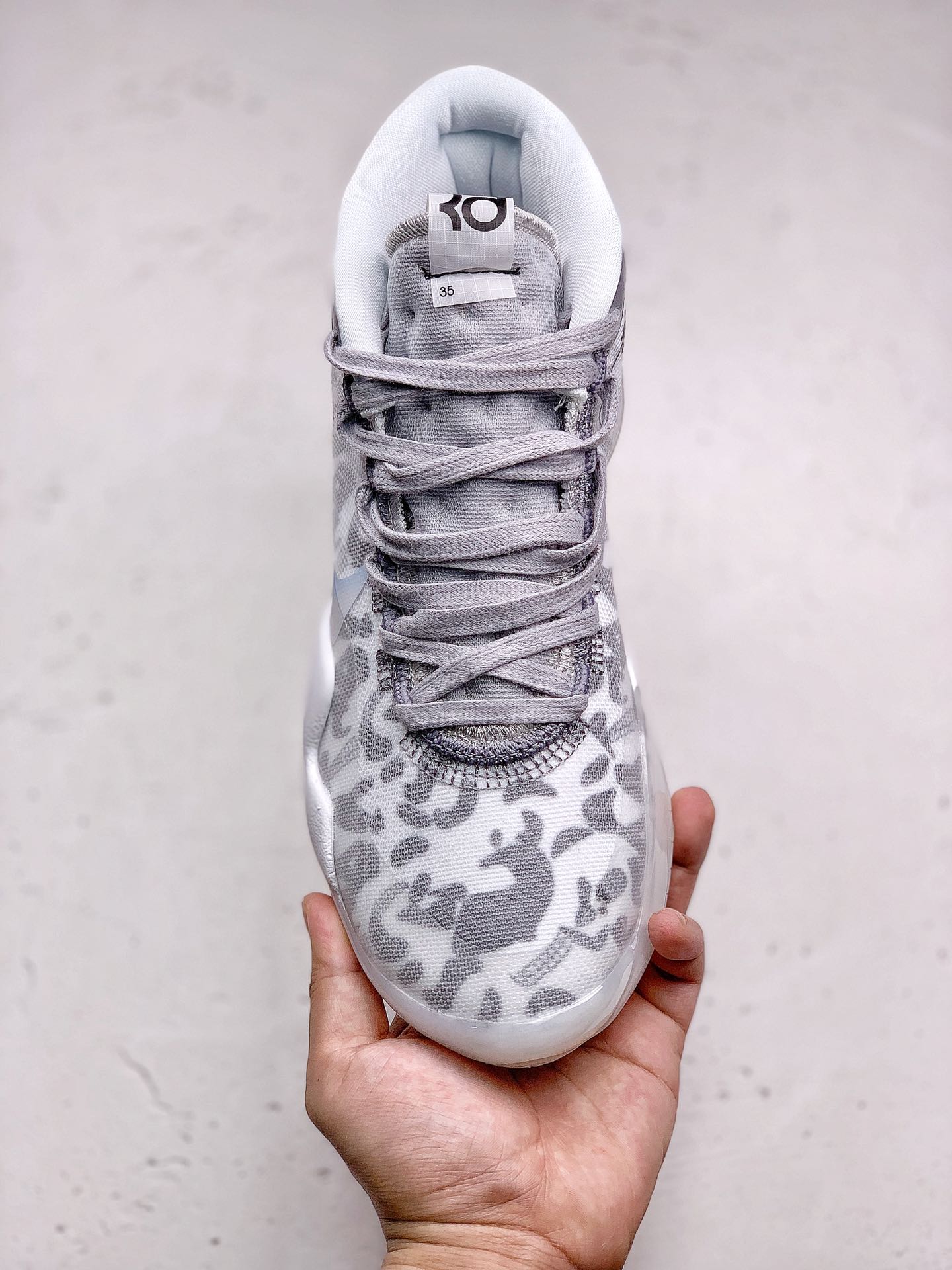 #本地260NIKE ZOOM KD12 EP 暗藏汹涌凯文·杜兰特总能保持镇定自若，直到进攻时刻来临。他的比赛风格内敛沉稳，同时又充满爆发力，一旦发动进攻，便无可抵挡，所向披靡。Nike Zoom KD12 EP 货号：AR4230 106