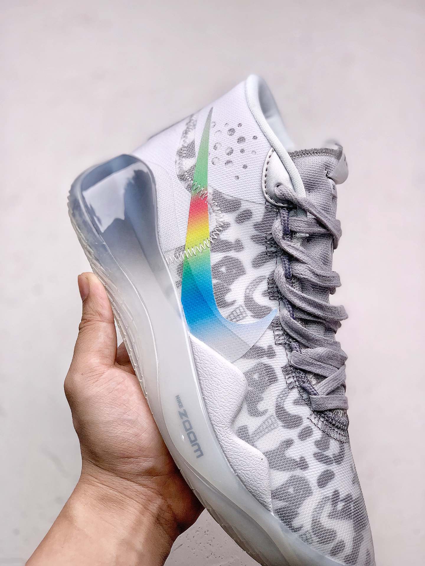 #本地260NIKE ZOOM KD12 EP 暗藏汹涌凯文·杜兰特总能保持镇定自若，直到进攻时刻来临。他的比赛风格内敛沉稳，同时又充满爆发力，一旦发动进攻，便无可抵挡，所向披靡。Nike Zoom KD12 EP 货号：AR4230 106
