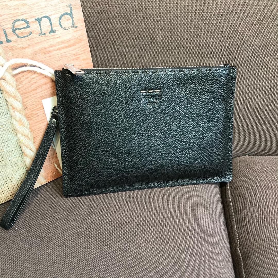 Fendi 芬迪最新款男士手拿包原单品质78 专柜同步采用进口小牛皮高贵五金皮质柔软手感超赞光泽度特别好高端上档次型男必备尺寸 29 1cm 包哥哥