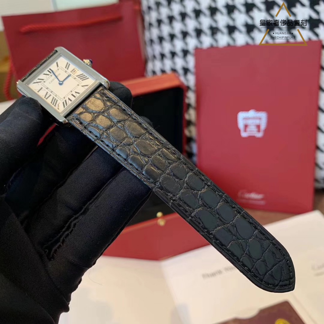 Cartier 卡地亚坦克TANK SOLO鳄鱼皮腕表 认准1表2卡标配 可替换表带 蓝色宝石 剑形蓝钢针 磨砂表扣 出席重要场合都 的单品 稳重又