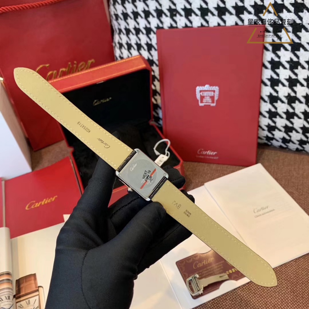 Cartier 卡地亚坦克TANK SOLO鳄鱼皮腕表 认准1表2卡标配 可替换表带 蓝色宝石 剑形蓝钢针 磨砂表扣 出席重要场合都 的单品 稳重又