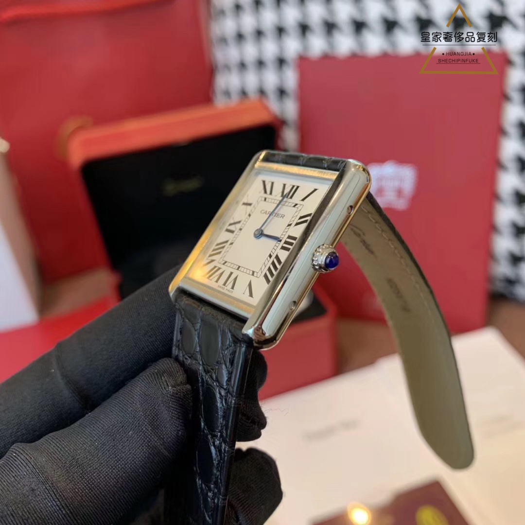 Cartier 卡地亚坦克TANK SOLO鳄鱼皮腕表 认准1表2卡标配 可替换表带 蓝色宝石 剑形蓝钢针 磨砂表扣 出席重要场合都 的单品 稳重又