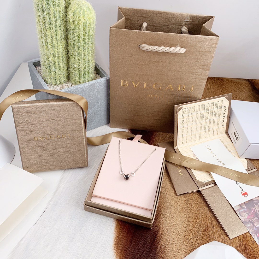 NO:101425,Baojia Charity Black Ceramic Spring Bracelet Little Red Man Men and Women's necklaces are very popular every year. Little Red Man is a charity style. As a necklace with the highest cost-effectiveness and charity activities of Bulgari, it is recommended by many celebrities. It looks great when you match it easily and at will!  ,Bulgari bracelet,bvlgari,necklace,bracelet19860909宝家慈善款黑陶瓷弹簧手链小红人男女款每年都很火的一款项链,小红人款式为慈善款式,作为宝格丽性价比最高且能做公益活动的一款项链,是众多明星推荐的一款,轻松随意搭配都很好看！,宝格丽手链,bvlgari,necklace,bracelet,Jewelry