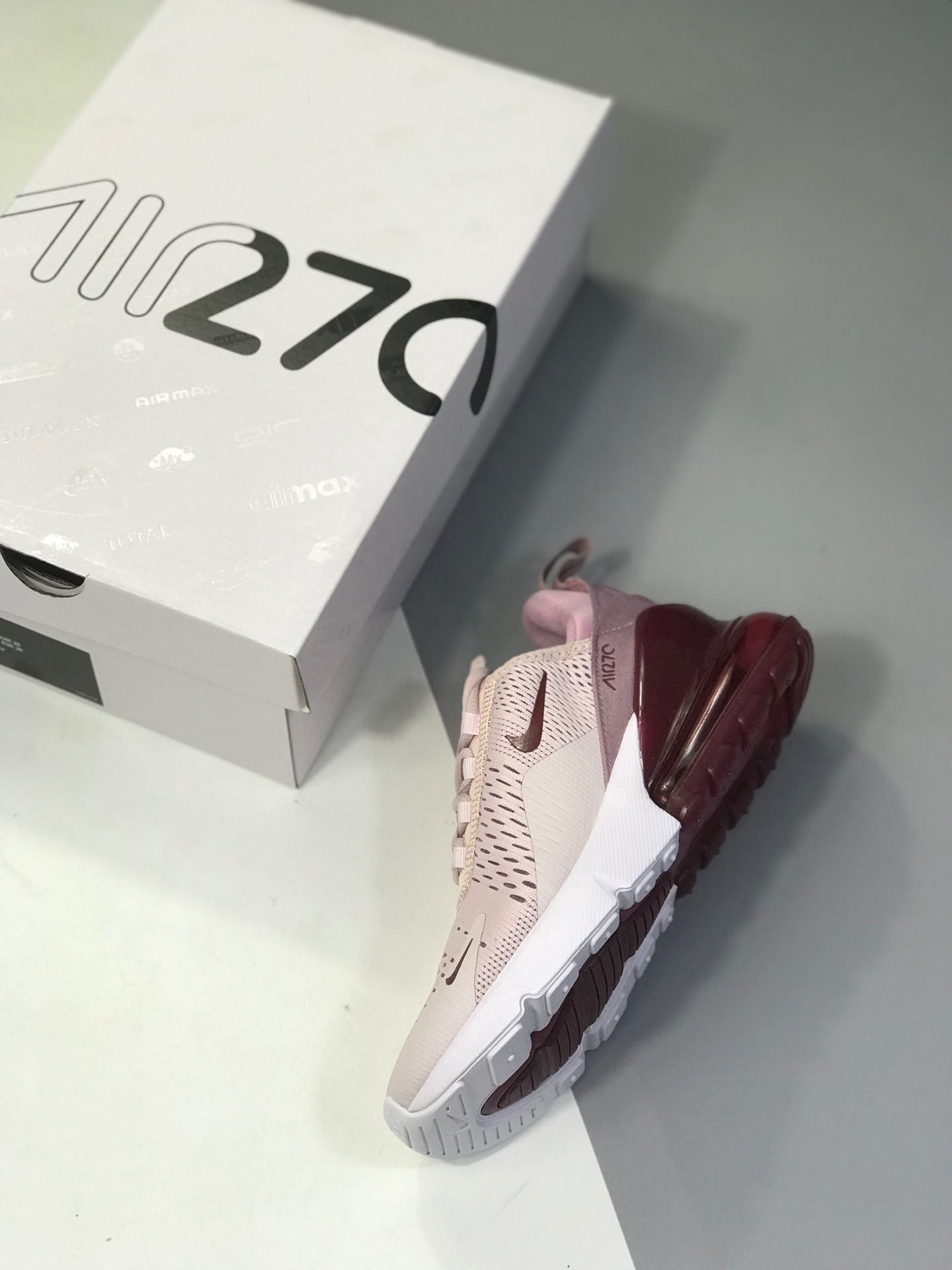 160公司级 耐克 Nike Air Max 270 公司级半掌气垫 采用大网贾卡网面制作鞋面 使整双鞋子更富有层次感！货号：AH8050-601