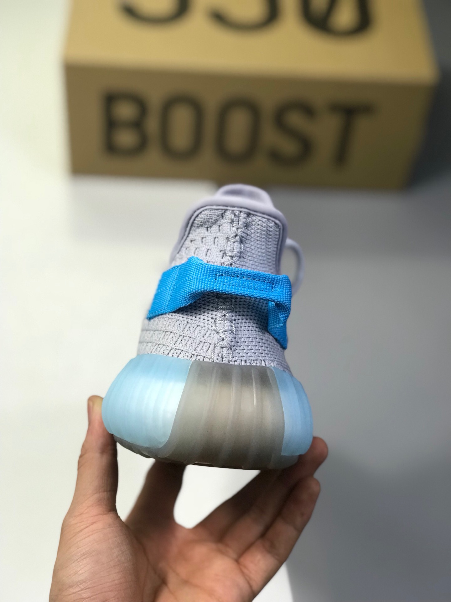 220 巴斯夫性价比版本  阿迪达斯 Adidas Yeezy 350 Boost V2 全新纯白配色 3M反光 开春之后是 Yeezy 350 Boost V2