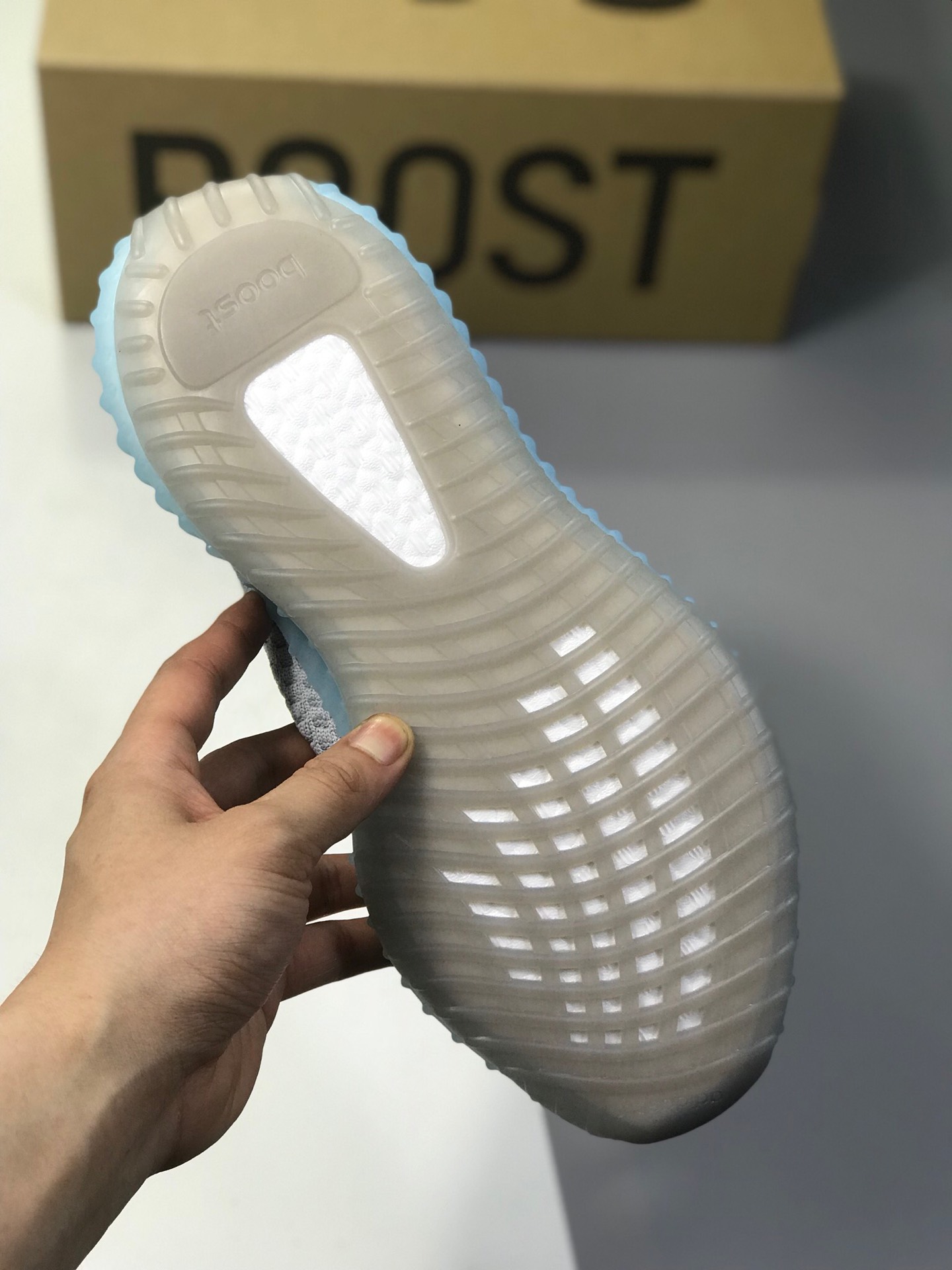 220 巴斯夫性价比版本  阿迪达斯 Adidas Yeezy 350 Boost V2 全新纯白配色 3M反光 开春之后是 Yeezy 350 Boost V2