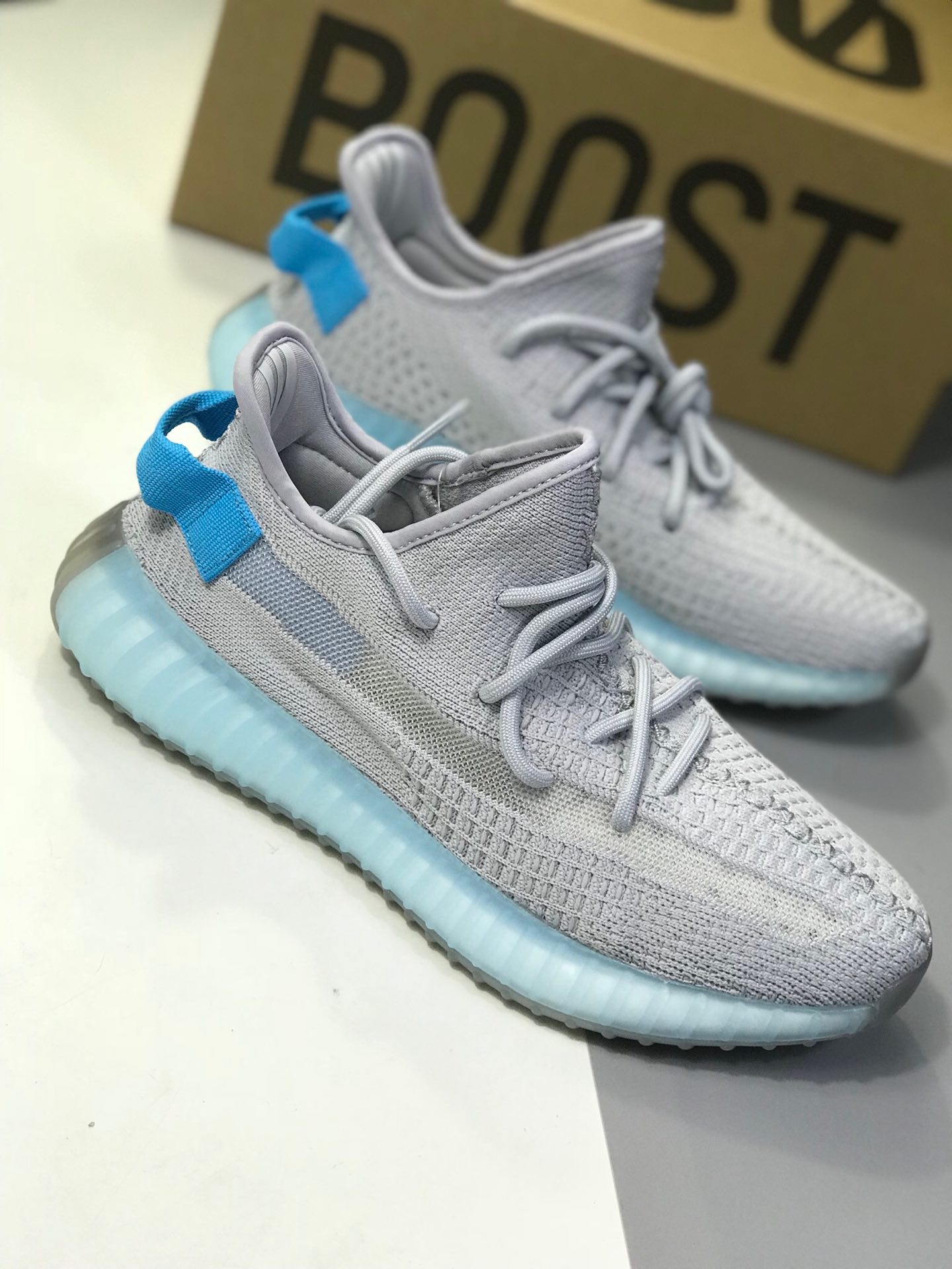 220 巴斯夫性价比版本  阿迪达斯 Adidas Yeezy 350 Boost V2 全新纯白配色 3M反光 开春之后是 Yeezy 350 Boost V2