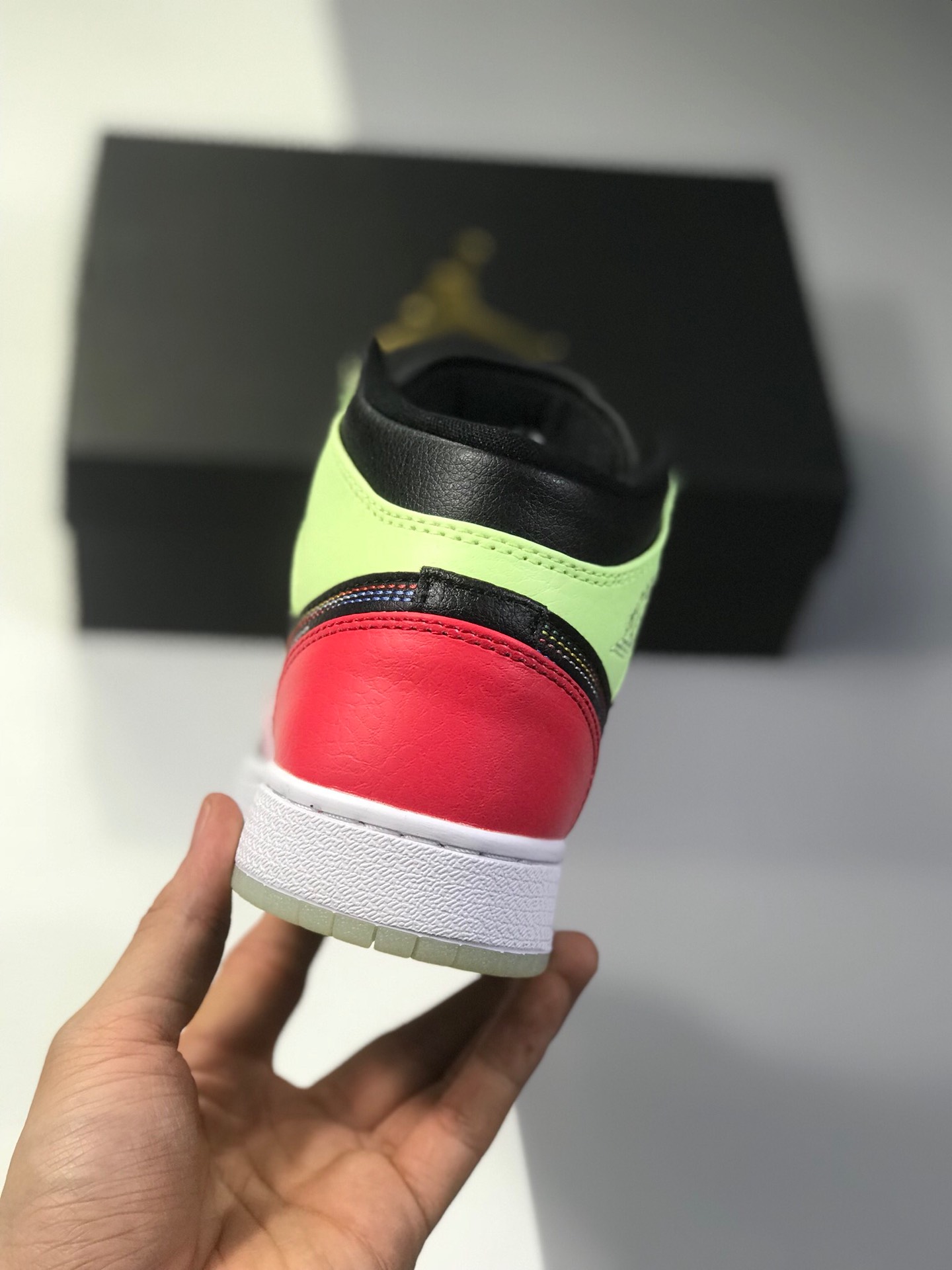 270公司级 Air Jordan 1 Mid “Glow in the dark” 货号AV5174-076