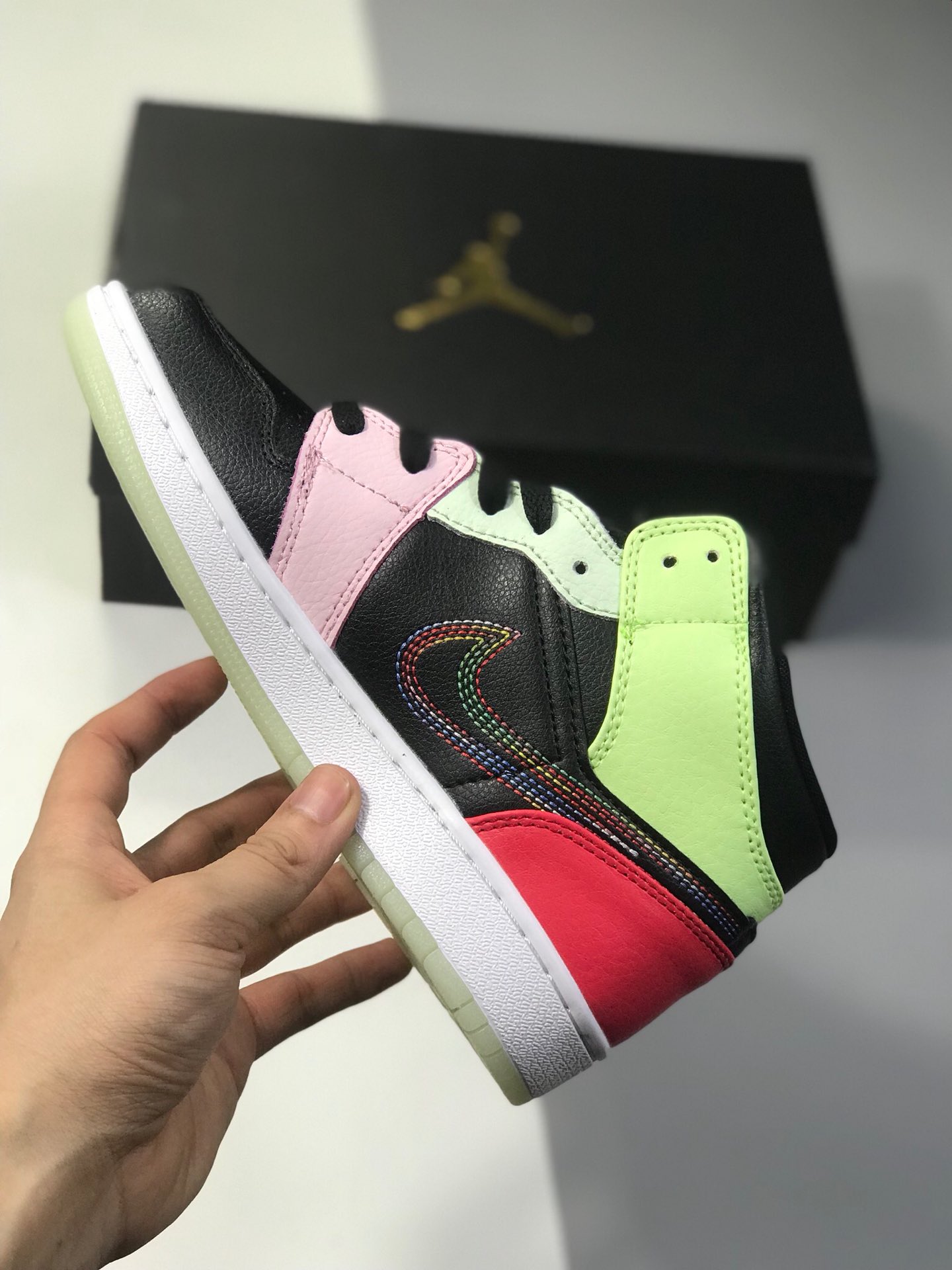 270公司级 Air Jordan 1 Mid “Glow in the dark” 货号AV5174-076