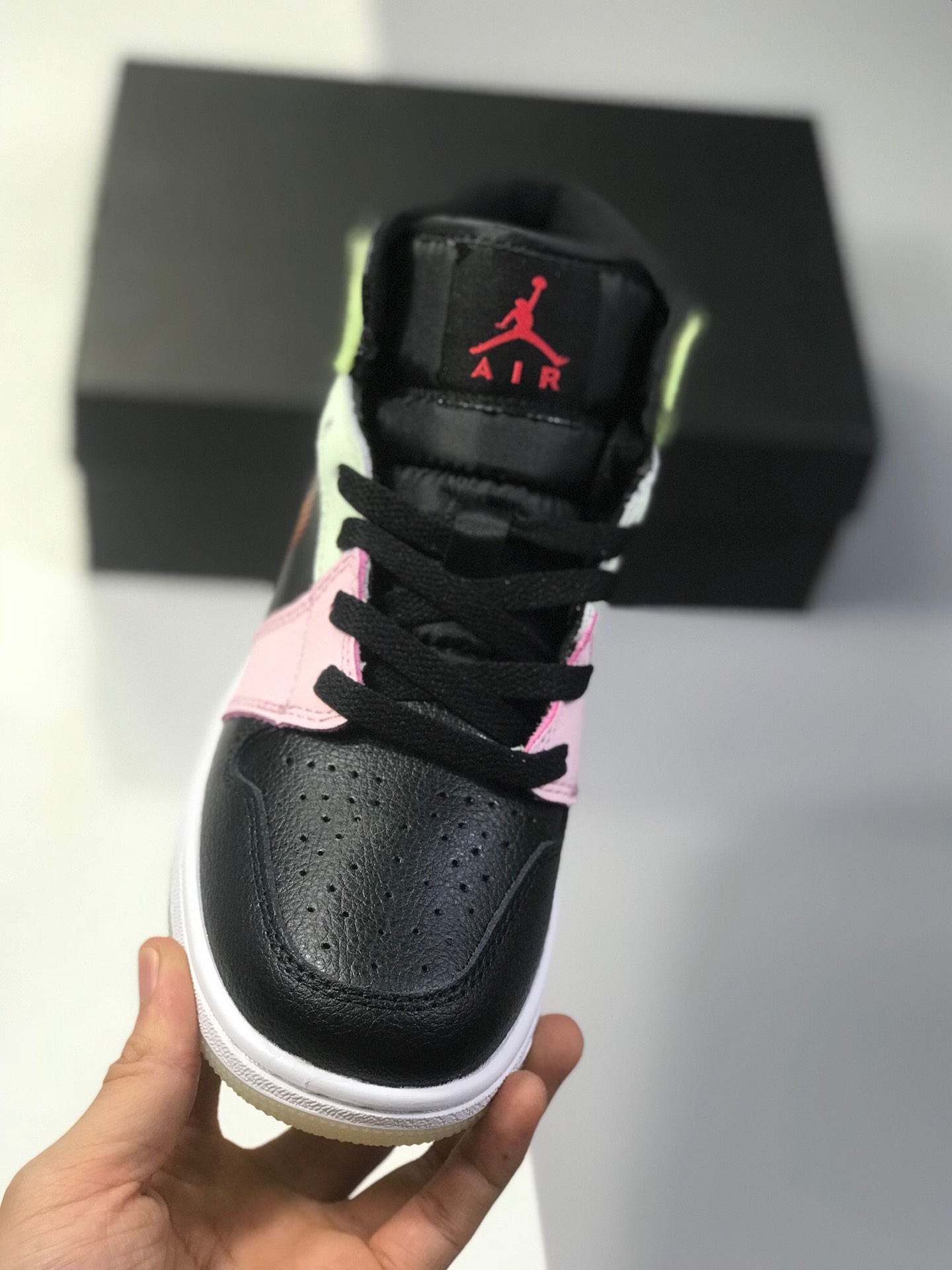 270公司级 Air Jordan 1 Mid “Glow in the dark” 货号AV5174-076