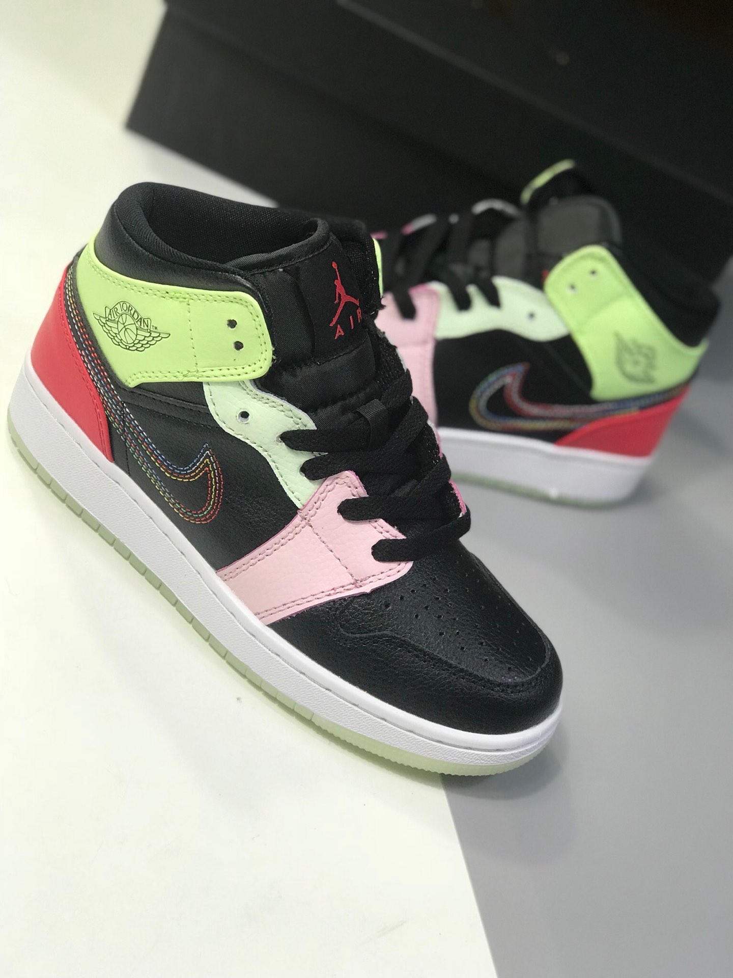 270公司级 Air Jordan 1 Mid “Glow in the dark” 货号AV5174-076