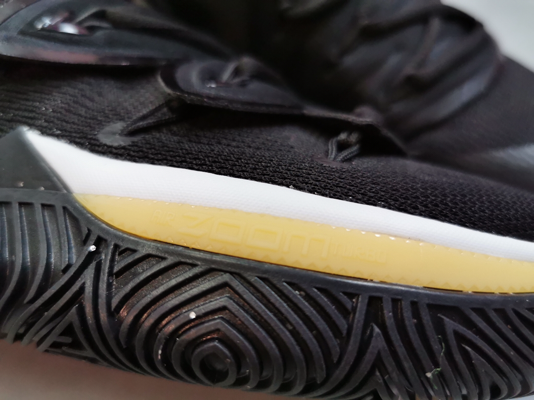 150 奢华霸气的黑金配色来袭！Nike Kyrie 5以配色繁多著称的Nike Kyrie 5 此番又释出了全新的黑金配色