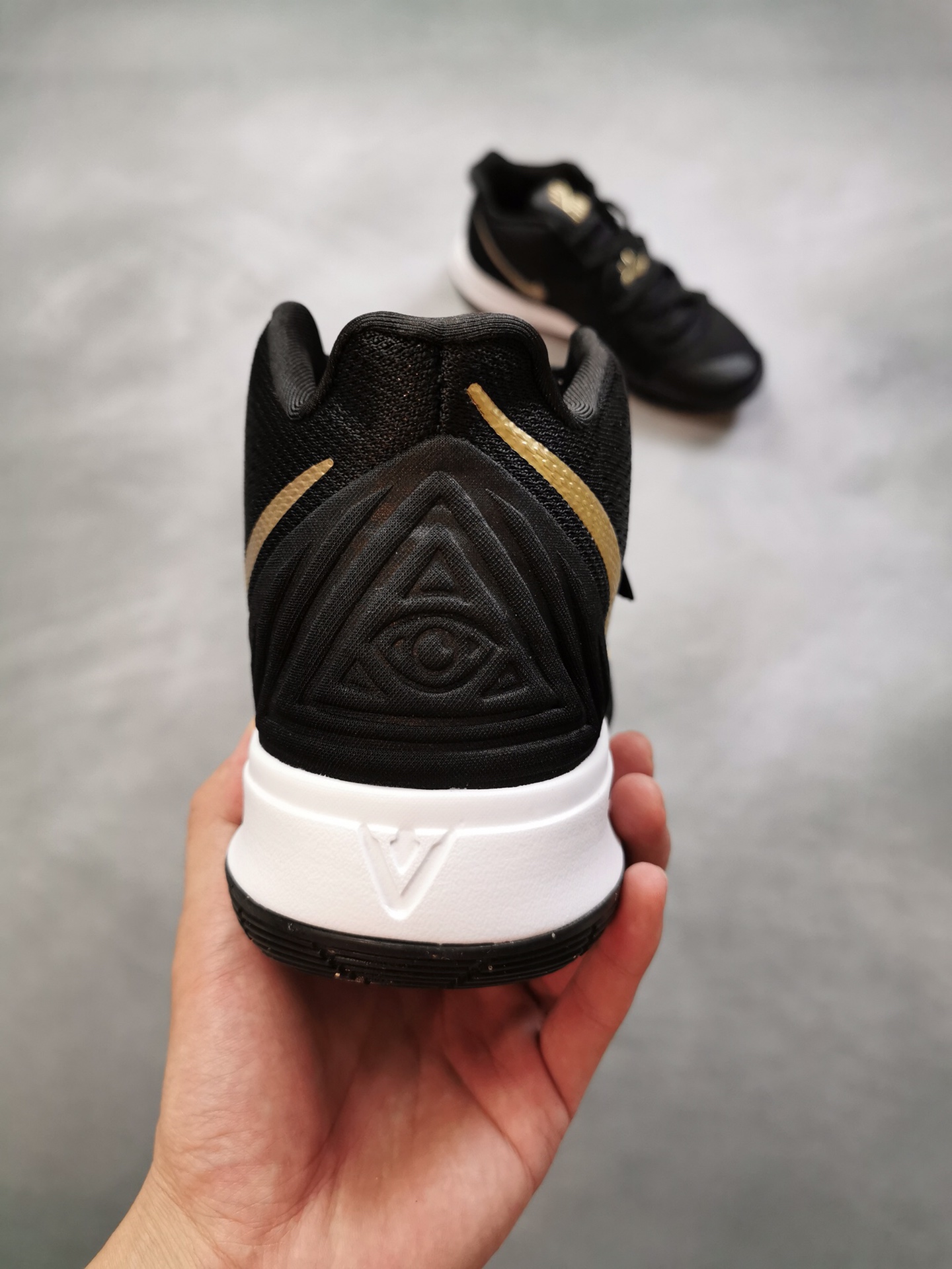 150 奢华霸气的黑金配色来袭！Nike Kyrie 5以配色繁多著称的Nike Kyrie 5 此番又释出了全新的黑金配色