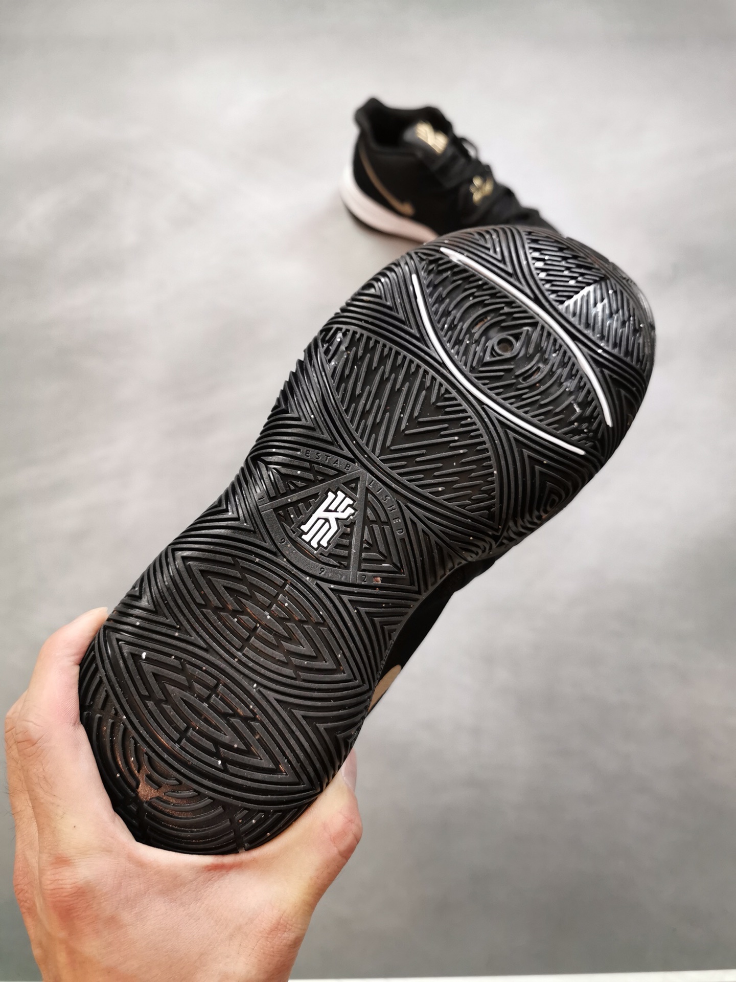 150 奢华霸气的黑金配色来袭！Nike Kyrie 5以配色繁多著称的Nike Kyrie 5 此番又释出了全新的黑金配色
