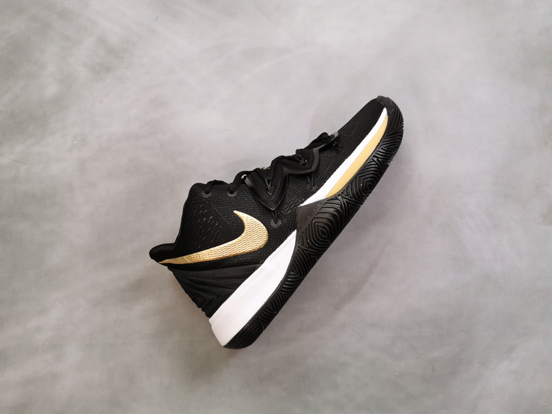150 奢华霸气的黑金配色来袭！Nike Kyrie 5以配色繁多著称的Nike Kyrie 5 此番又释出了全新的黑金配色