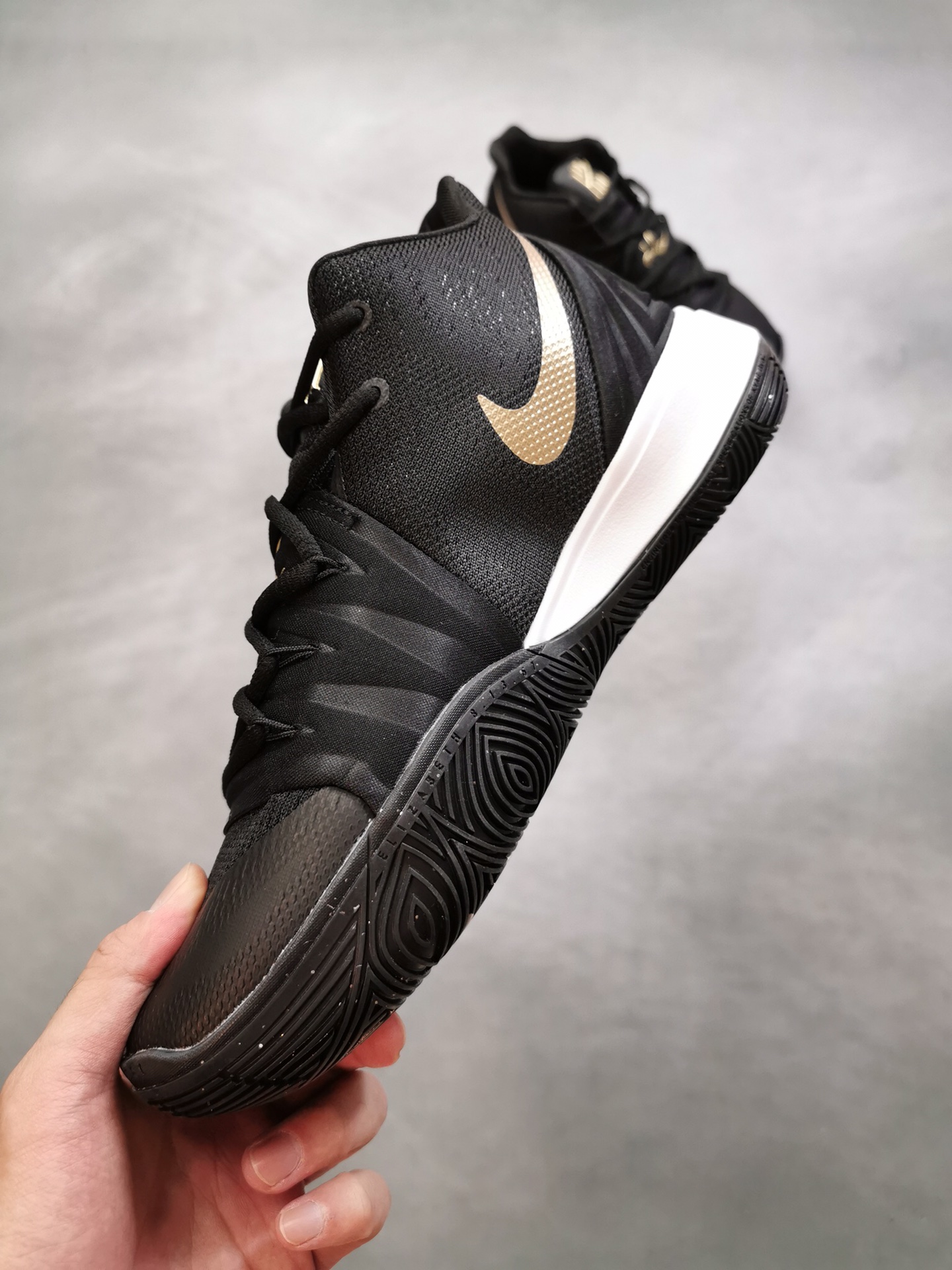 150 奢华霸气的黑金配色来袭！Nike Kyrie 5以配色繁多著称的Nike Kyrie 5 此番又释出了全新的黑金配色